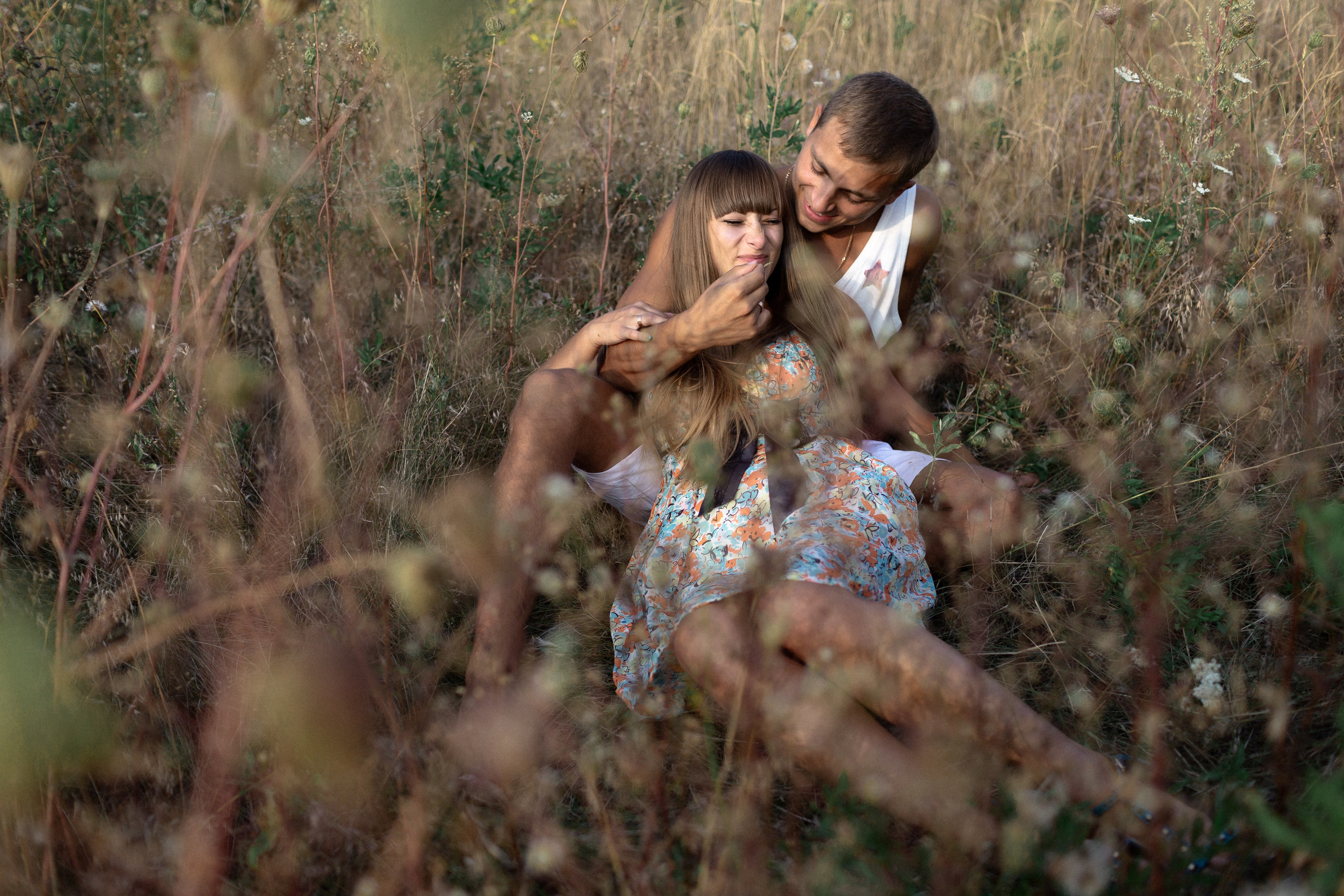 Парень нежно ладонь лицо в траве влюбленный парочка взгляд круто красивые фотки