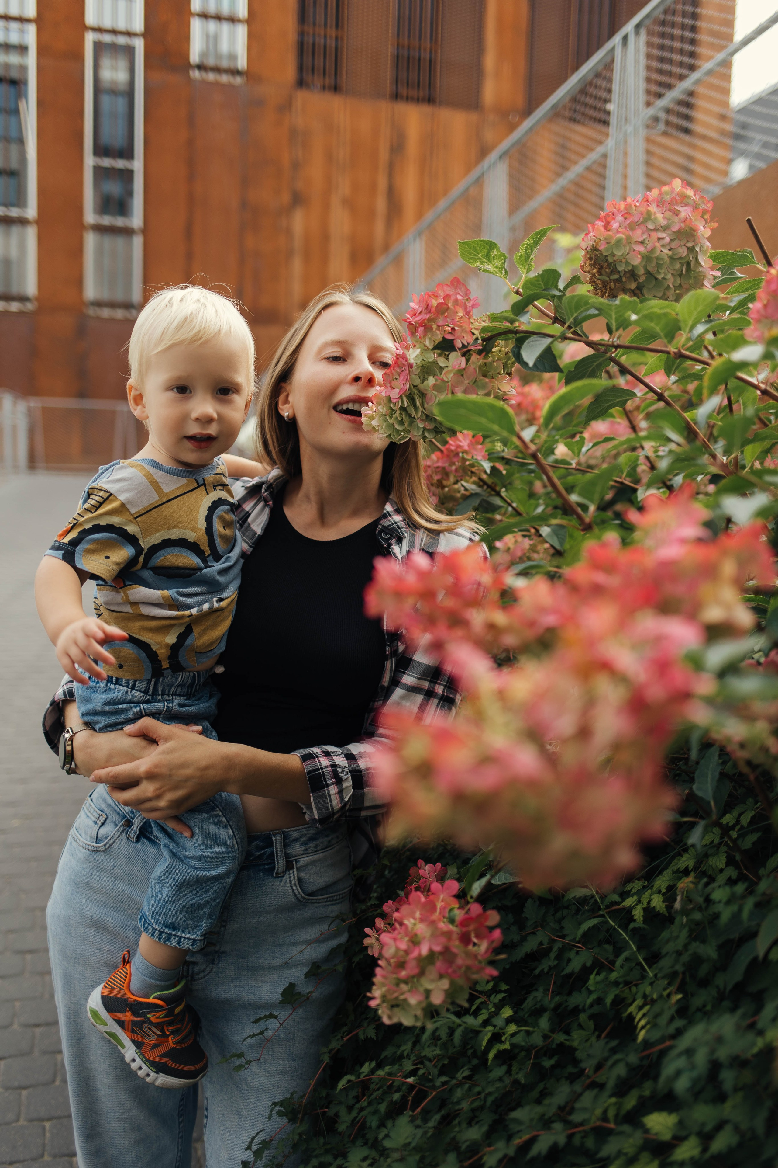 Along the streets of Vilnius in lifestyle style. Family photographer in Vilnuis Svetlana Naumova