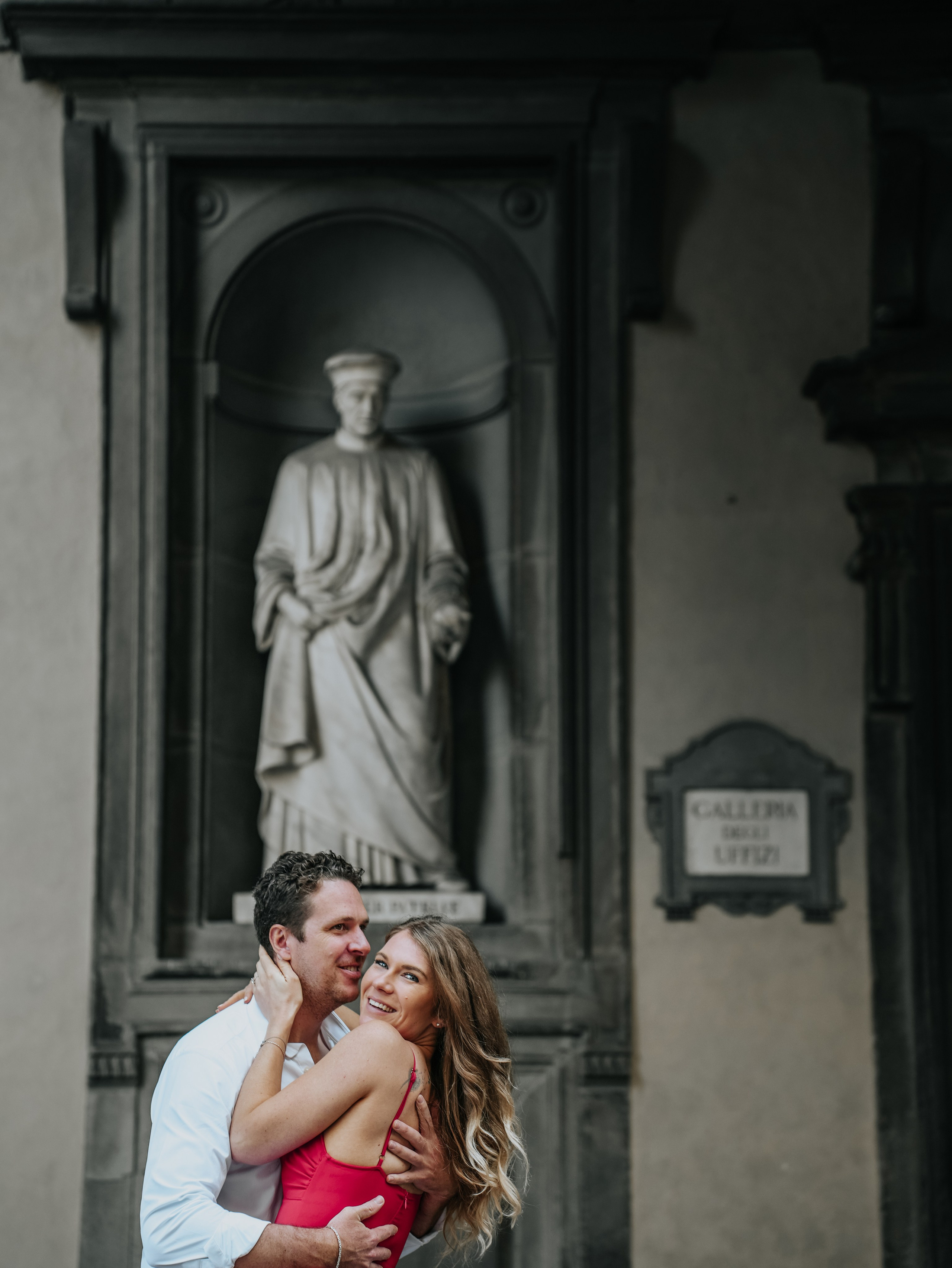 Classic Photoshoot Duomo & pz Michelangelo. Wedding Photographer in Italy