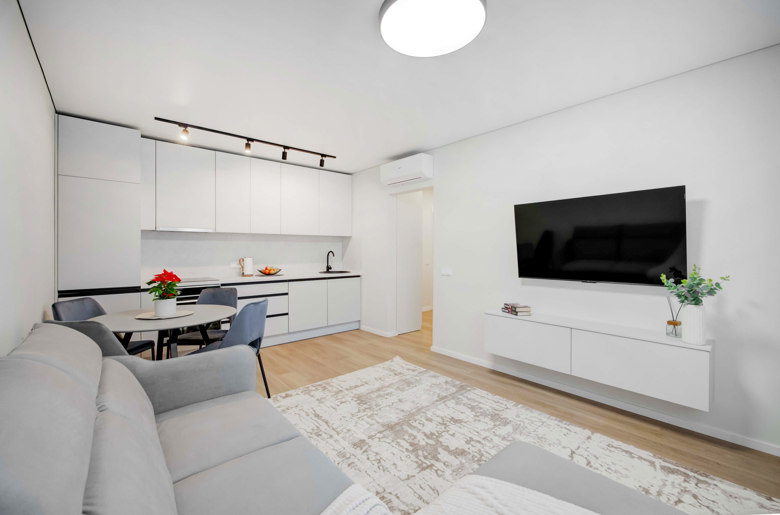 Atvira svetainės ir valgomojo erdvė 2–ų kambarių bute Medeinos g., Vilnius