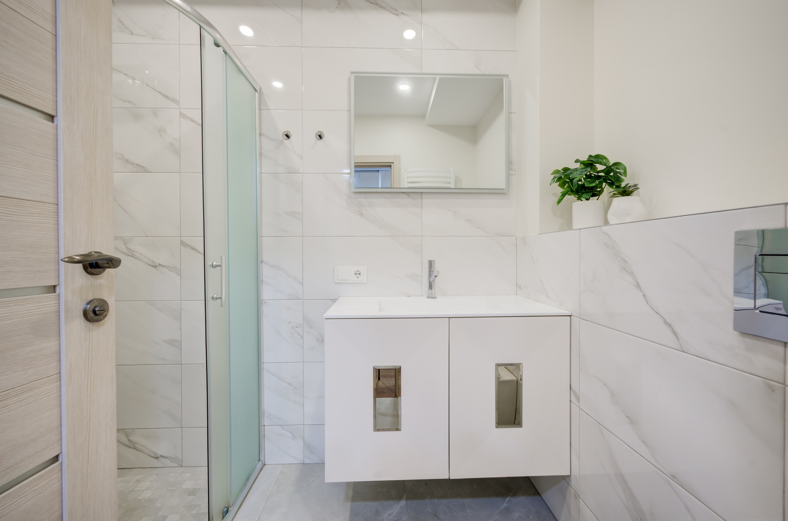 2-jų kambarių buto dušas. Nuotrauka. Fotografė - sapiegafoto.lt