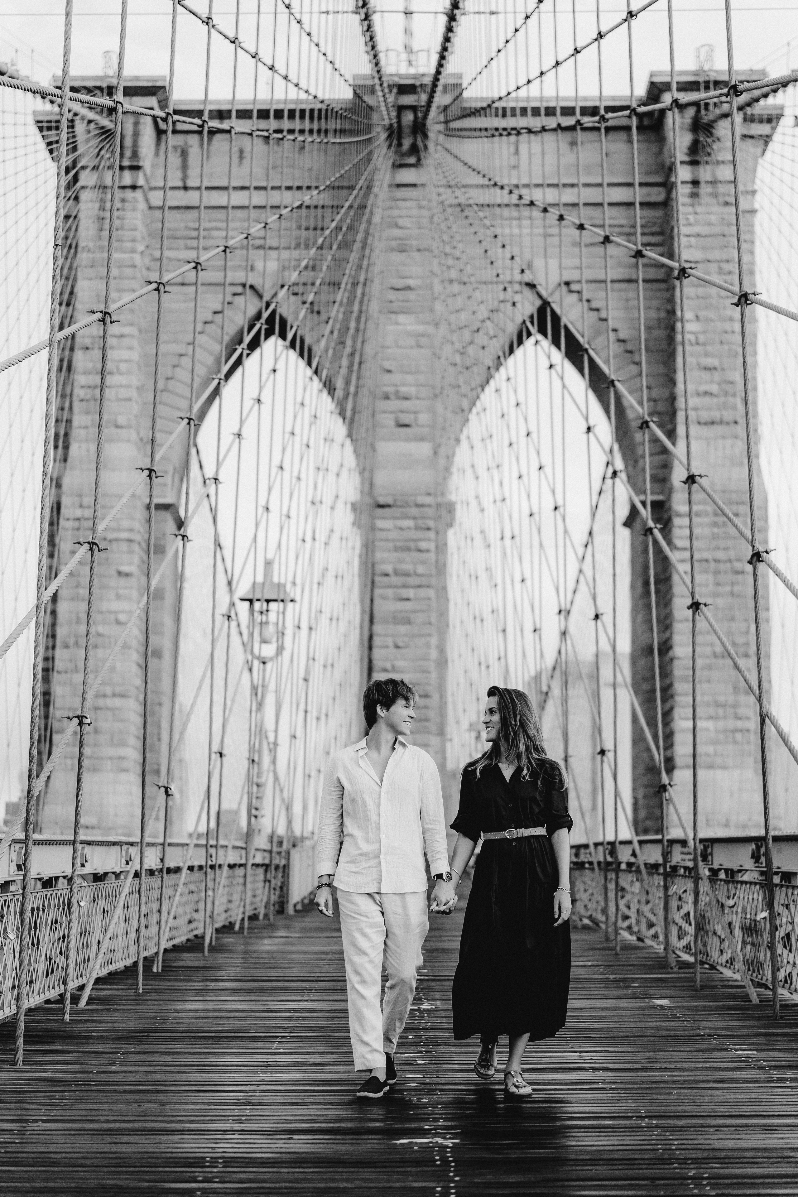 Couple in Dumbo and on the Brooklyn Bridge. Videographer and photographer in New York // MAKAROV.VIDEO