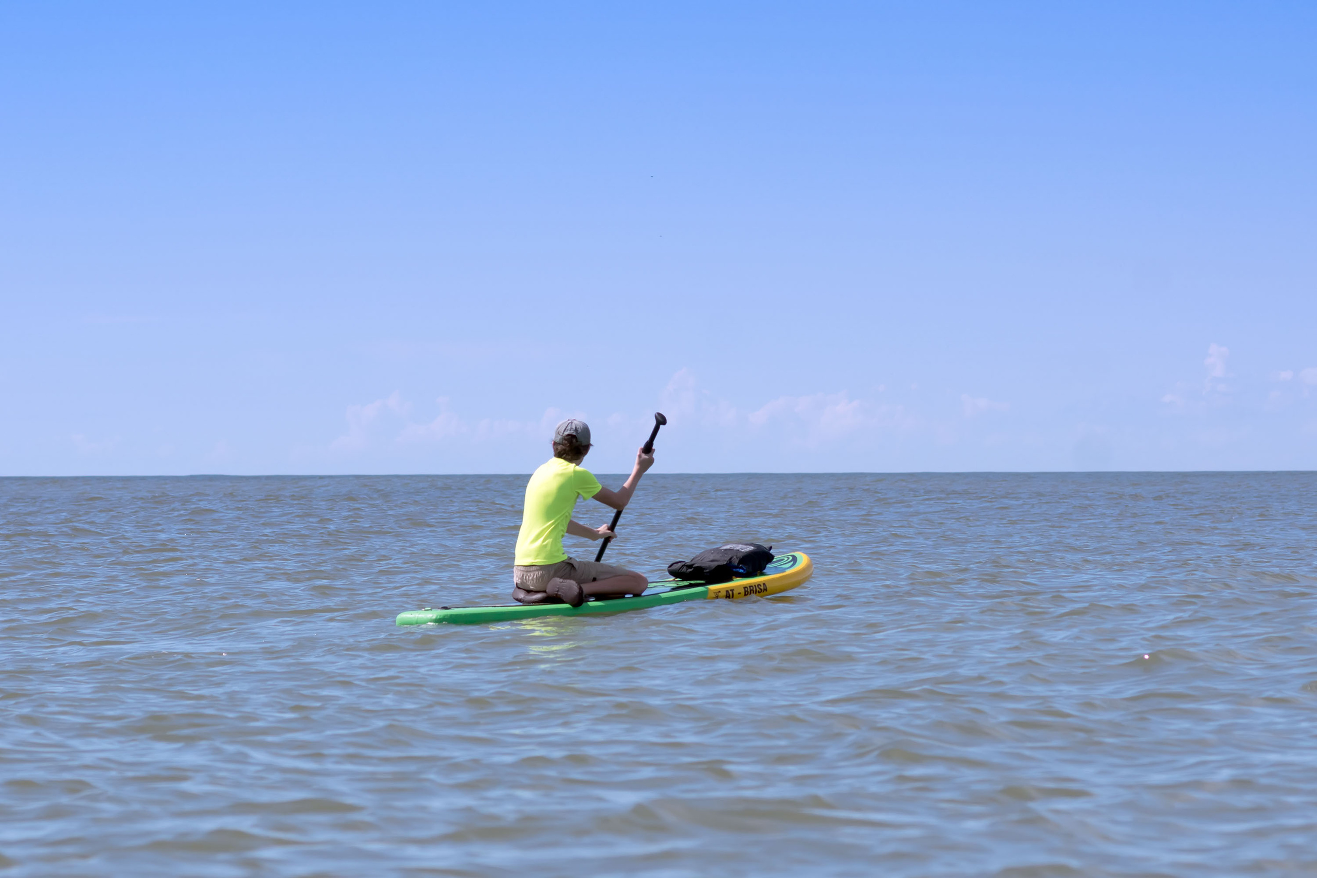 Максим хотел на лодке порыбачить,  мы переплыли реку и оказались на пустынном берегу. Максим поплыл удить рыбу, а мы с Темой баловались в море