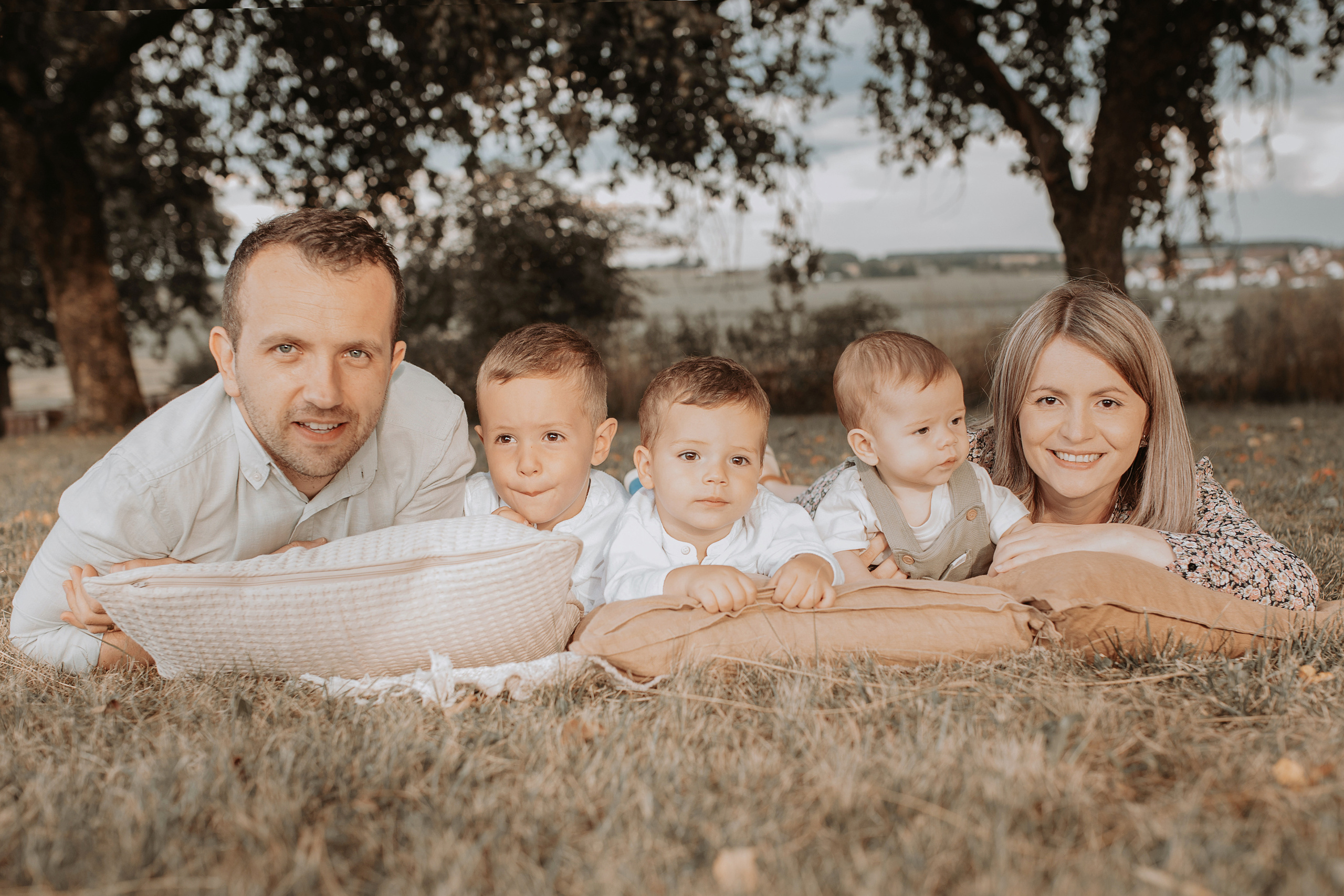 Familienshooting-familienfotograf-outdoorshooting-ulm-biberach. Fotografin für Frauen, Paare & Familien in Emsland, Lingen & Umgebung