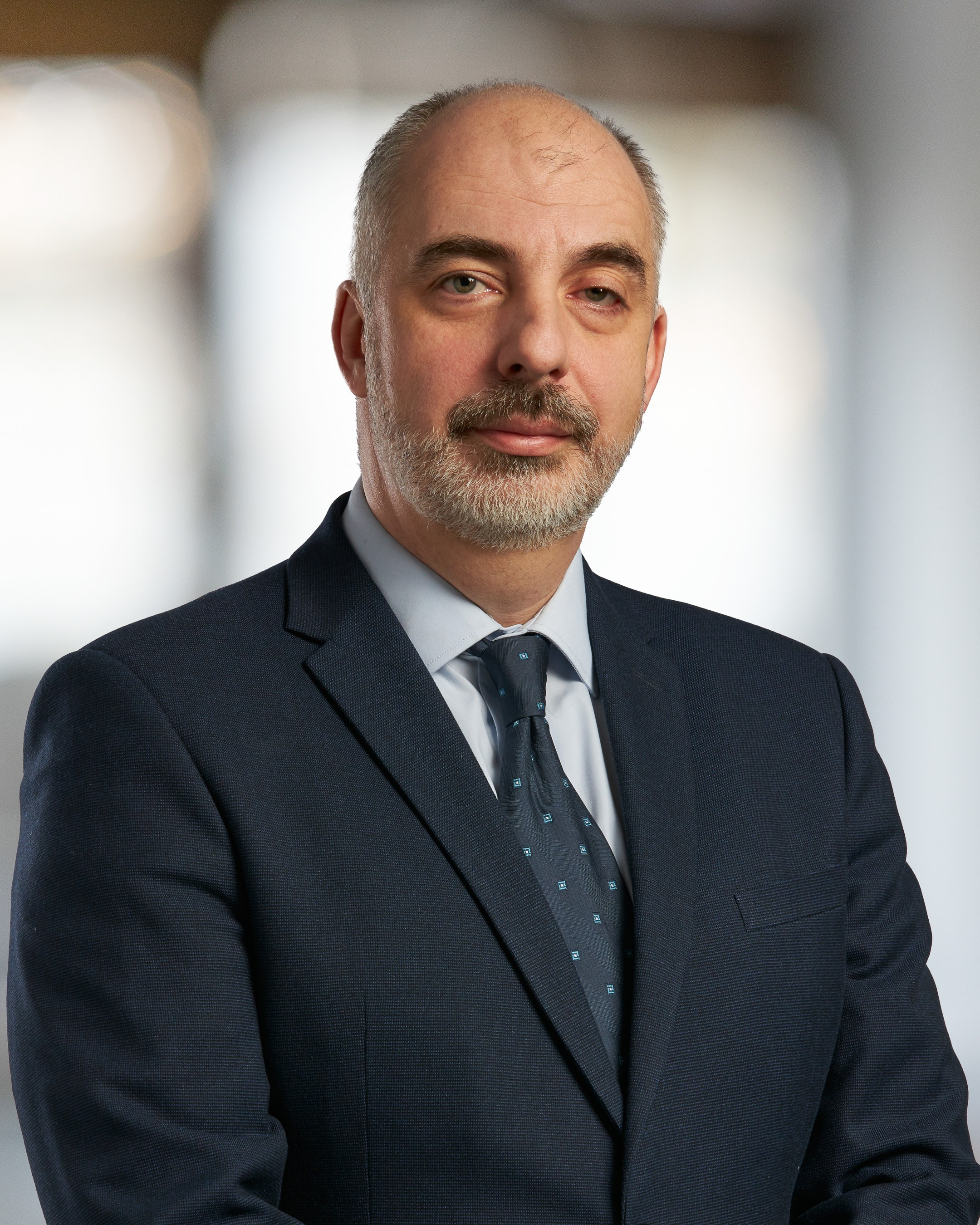 Business portrait of a man against a blurred office background - photographer Andrey Dunin