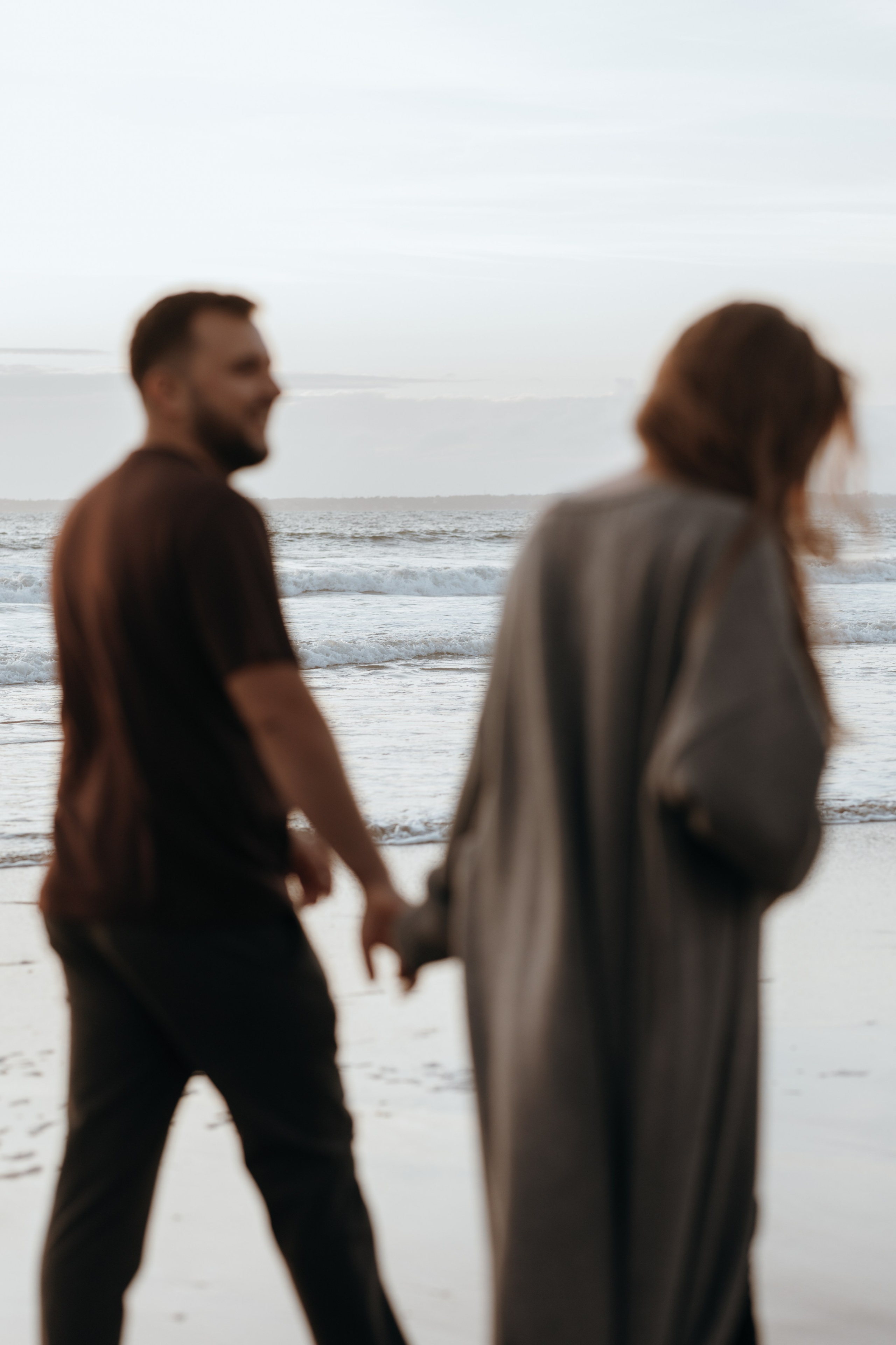 Sunset maternity photoshoot. Annah Louwagie — Lifestyle photographer for couples, families & brands | France & worldwide