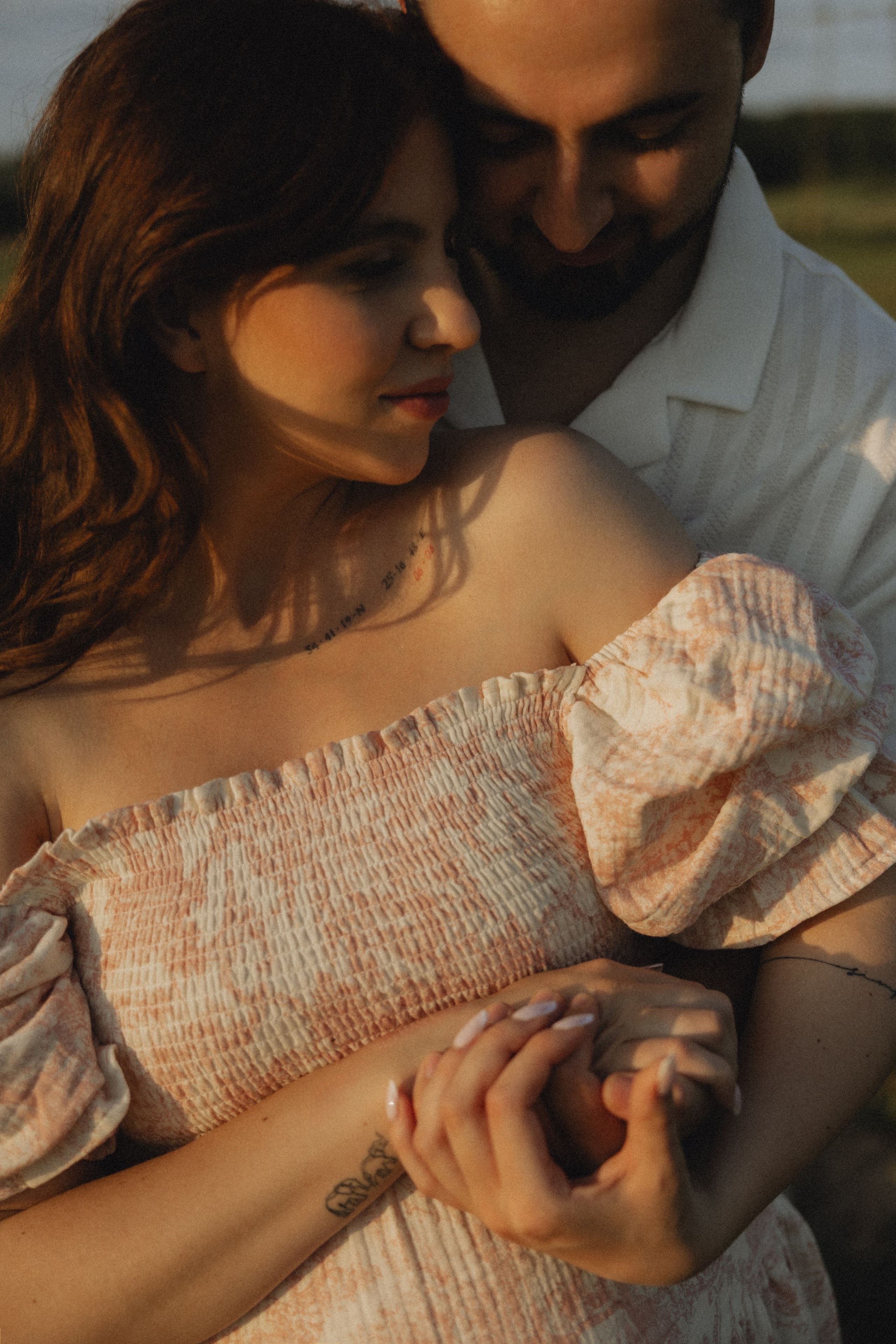 Lera & Maksim | laukimo fotosesija pievoje saulei besileidžiant. Vestuvių ir šeimų fotografė Lena Bondarenko / belove photo