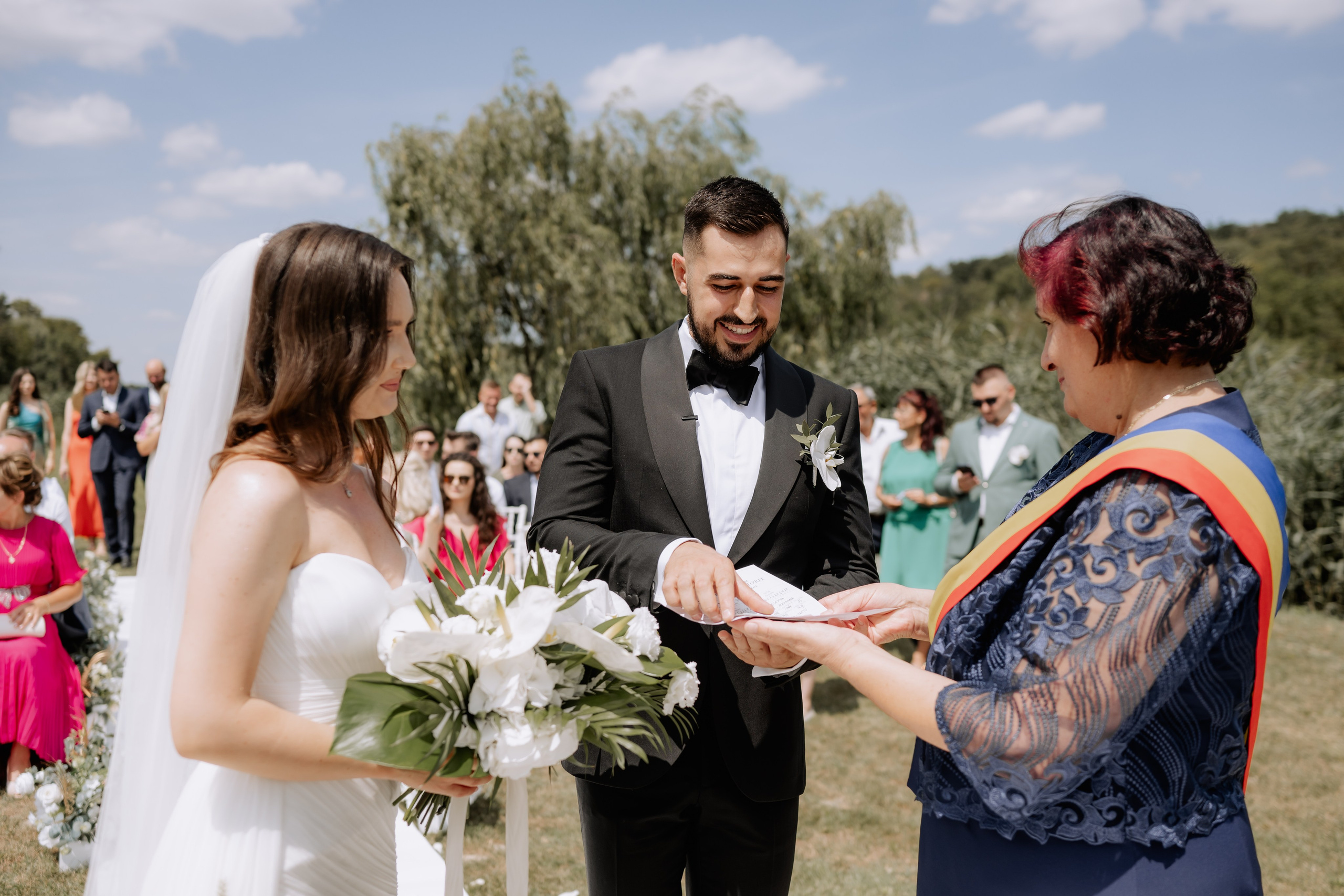 Cununie civila in aer liber , artificii de zi colorate , decor nunta , nunta la Hotel Traian. Proud Vision Weddings | Wedding Photography & Film — Servicii profesionale Foto Video Nunta Iasi