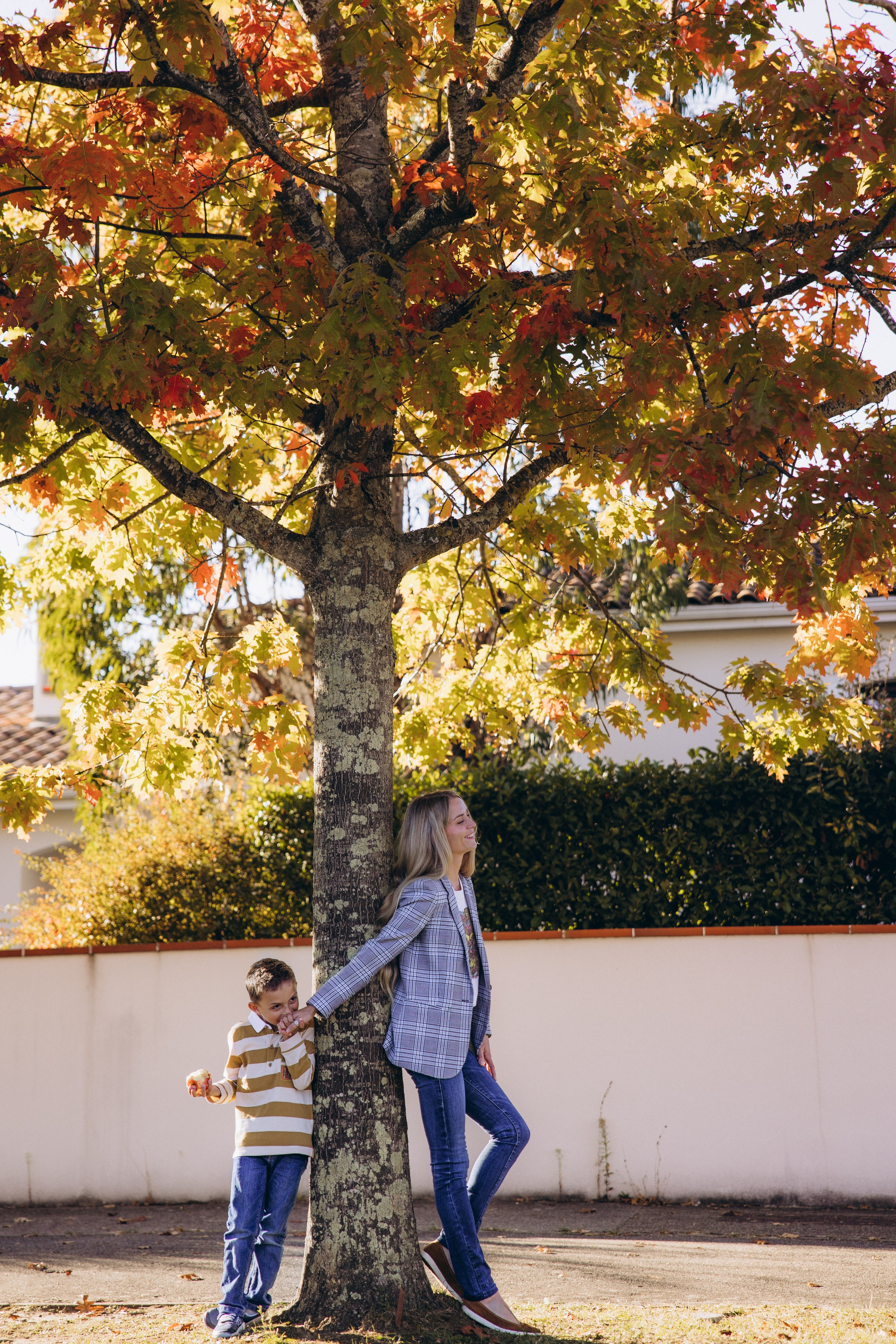Autumn mother-son family photoshoot in Toulouse. Eugénie Smirnova — your photographer in Toulouse and southwest France