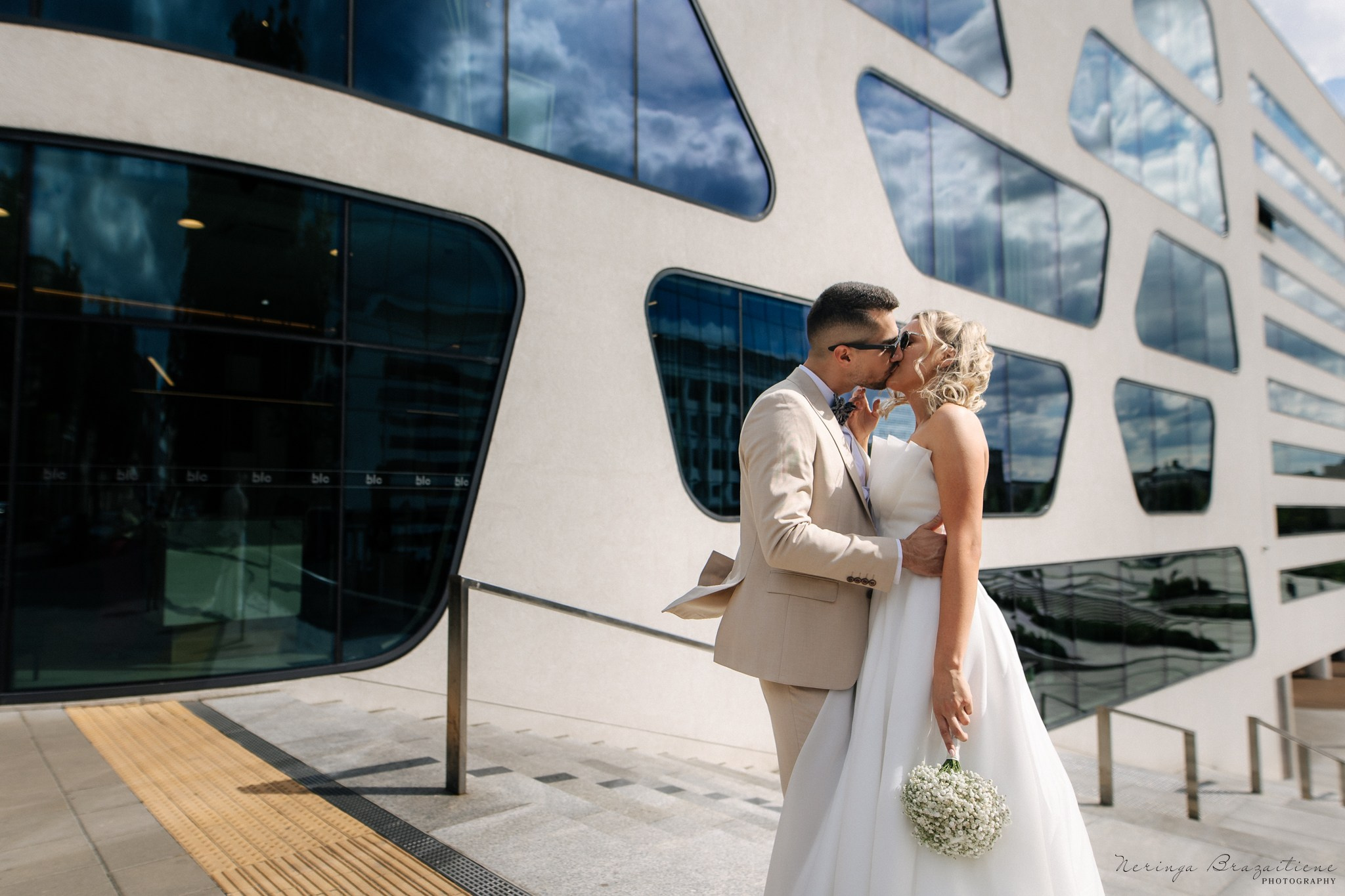 Vestuvinė fotosesija Kaune, Vienybės aikštėje, prie Lietuvos banko