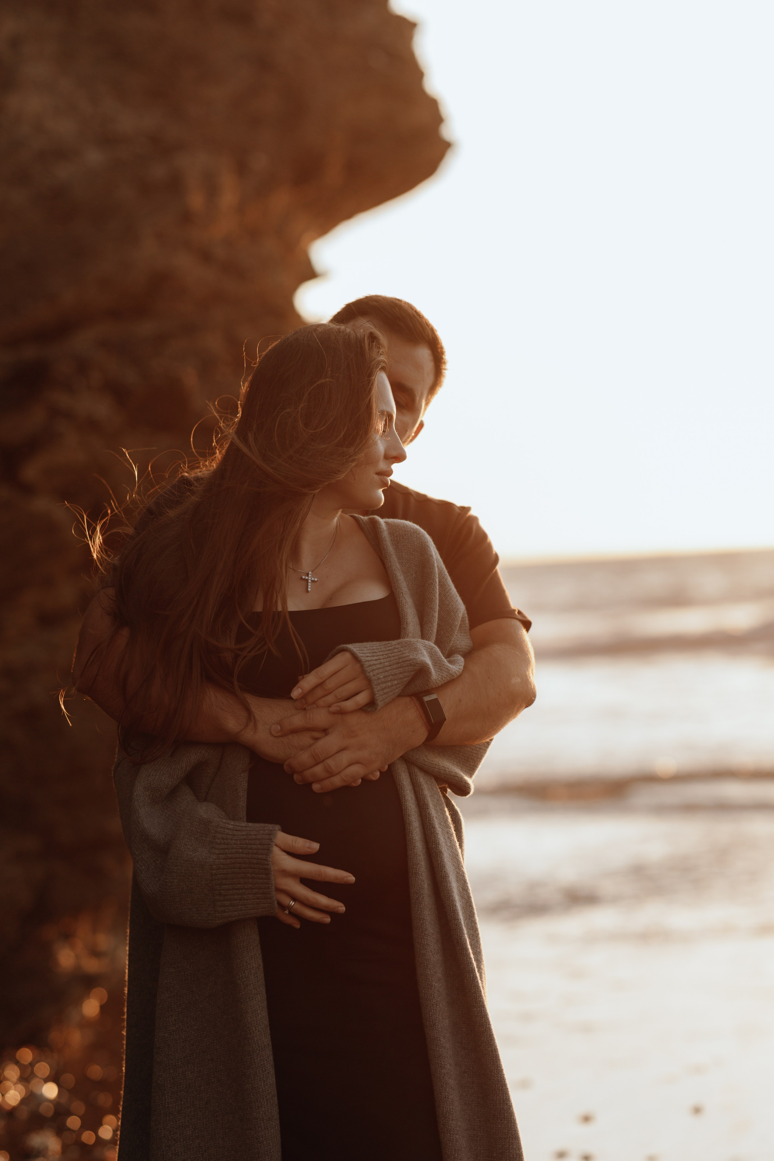 Sunset maternity photoshoot. Annah Louwagie — Lifestyle photographer for couples, families & brands | France & worldwide