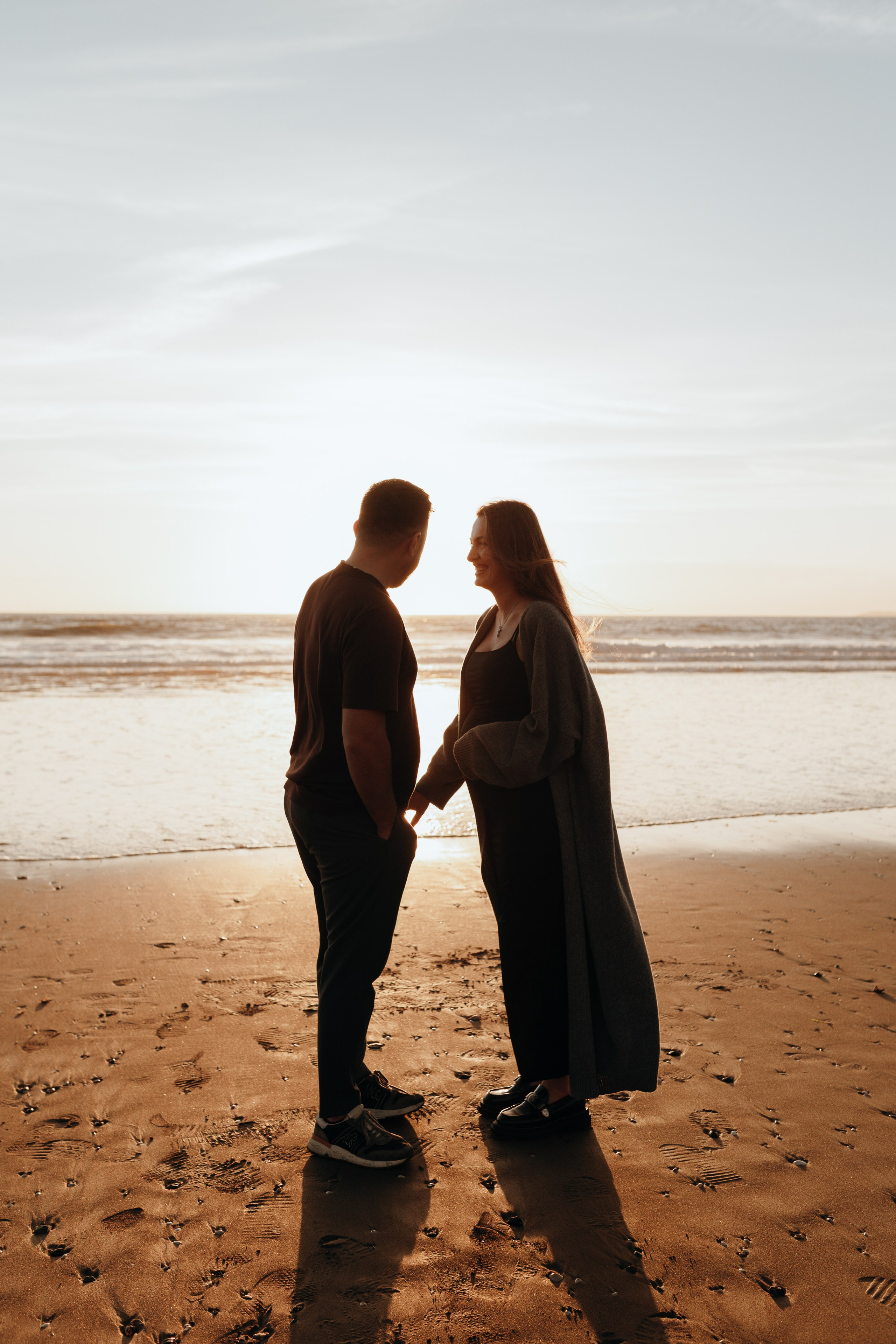 Sunset maternity photoshoot. Annah Louwagie — Lifestyle photographer for couples, families & brands | France & worldwide