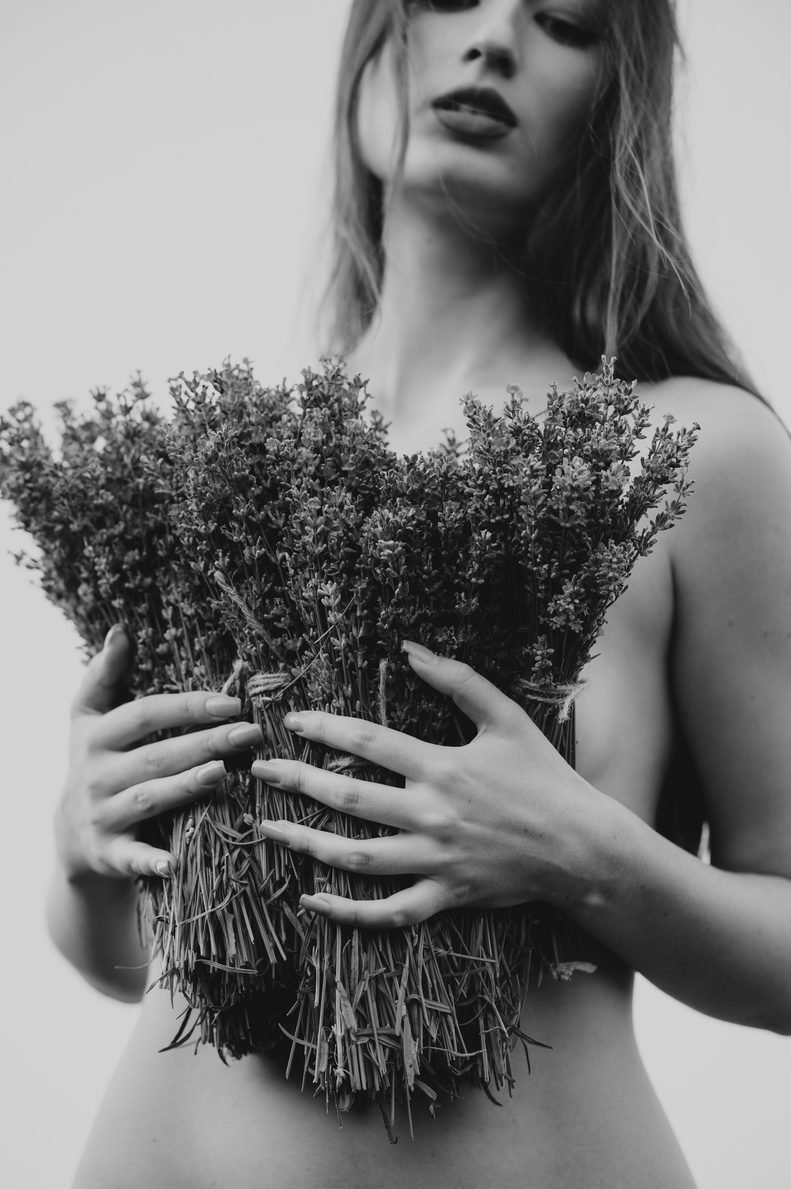 Sedinta foto in lanul de lavanda. Proud Vision Weddings | Wedding Photography & Film — Servicii profesionale Foto Video Nunta Iasi