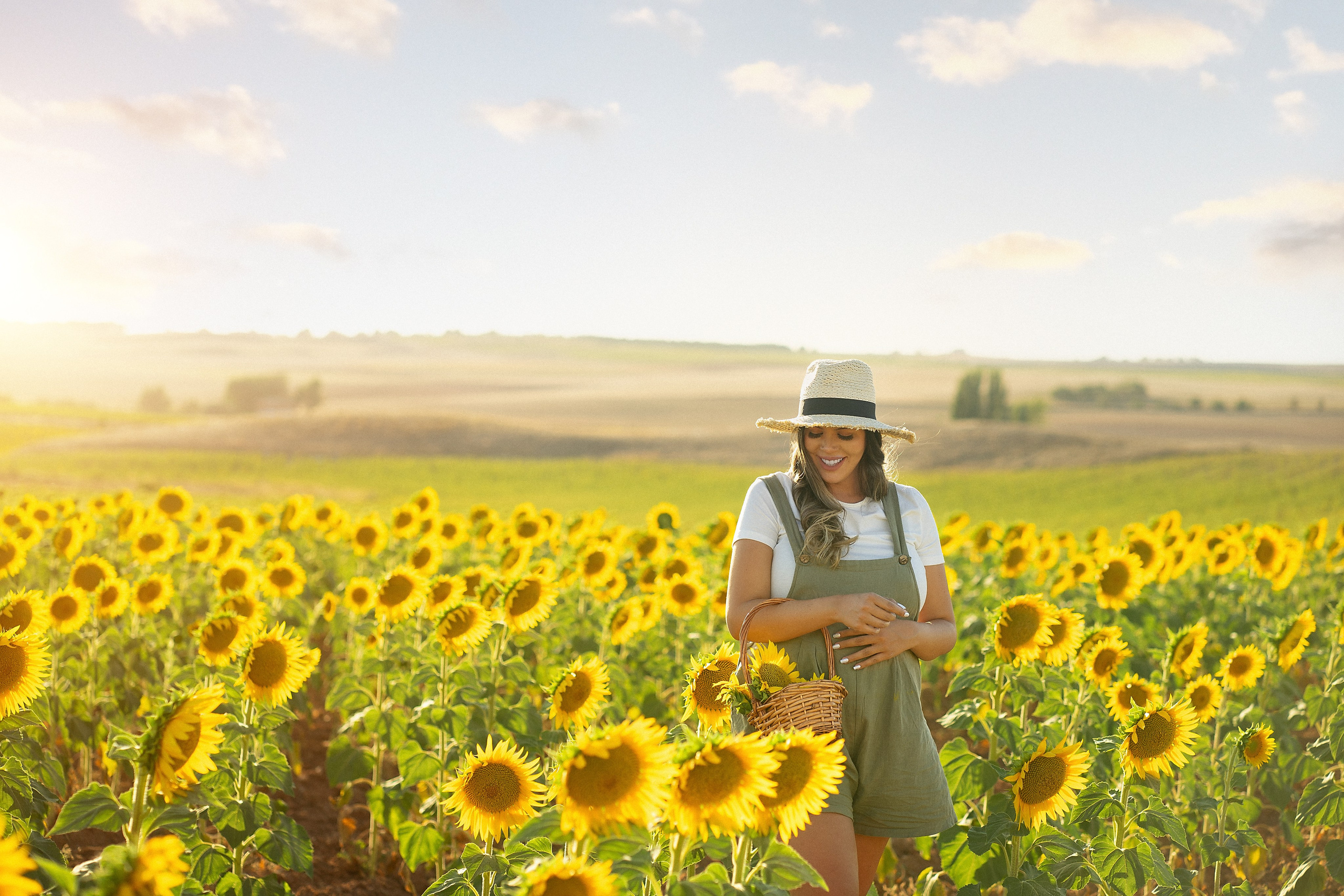 беременная в подсолнухах