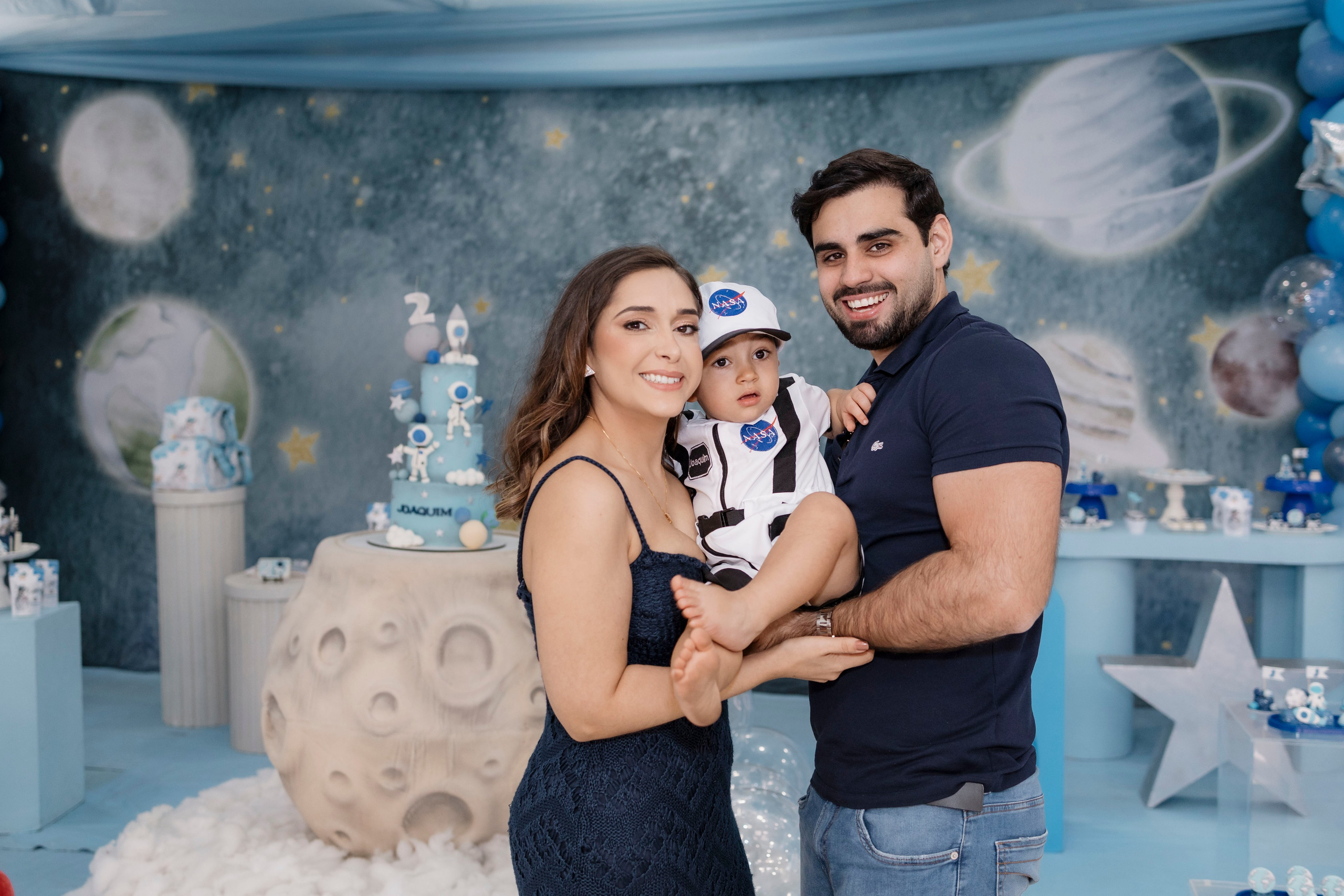 Família celebrando os 2 anos do Joaquim com alegria