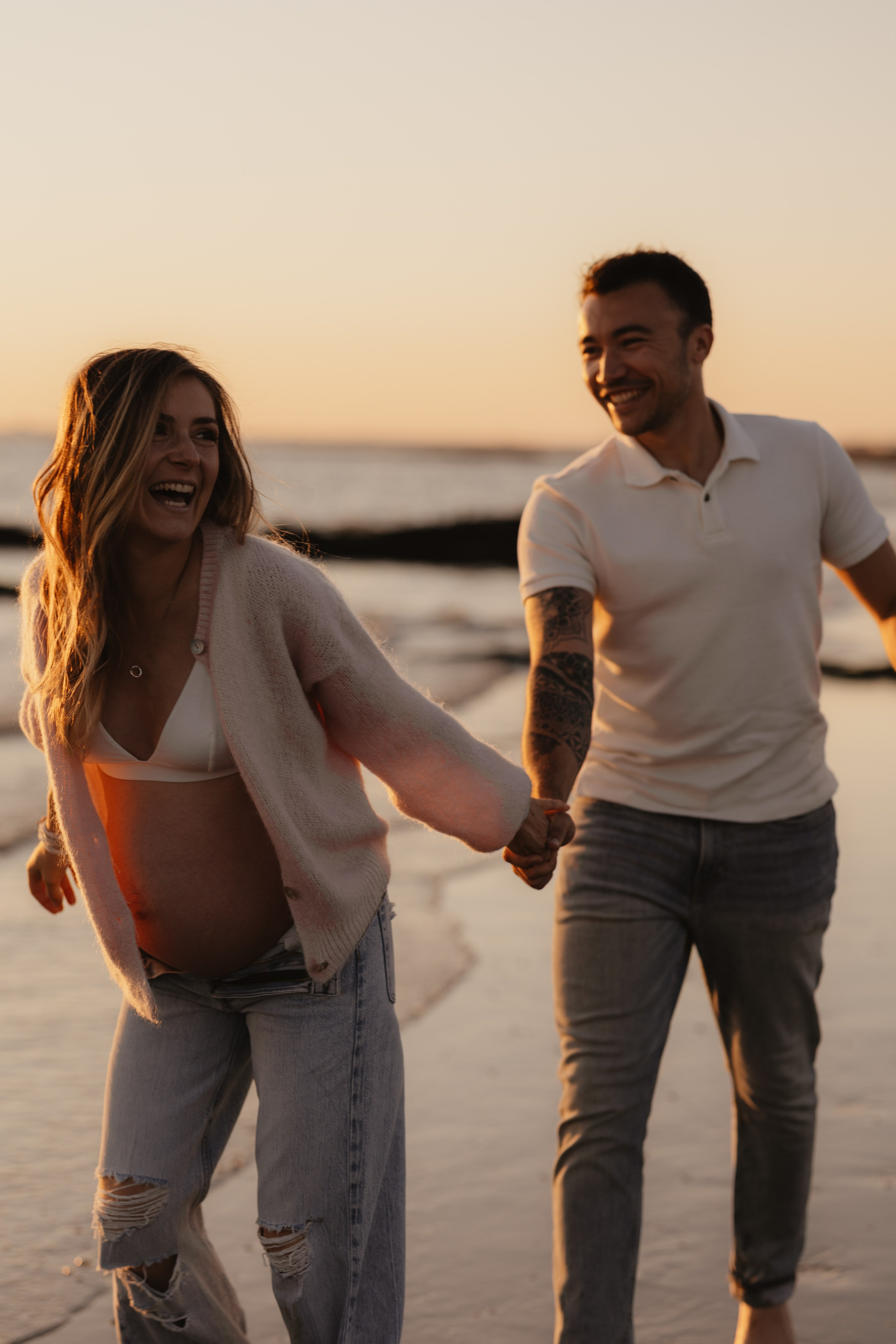 Femme enceinte en mouvement face à l’océan, photographie lifestyle douce