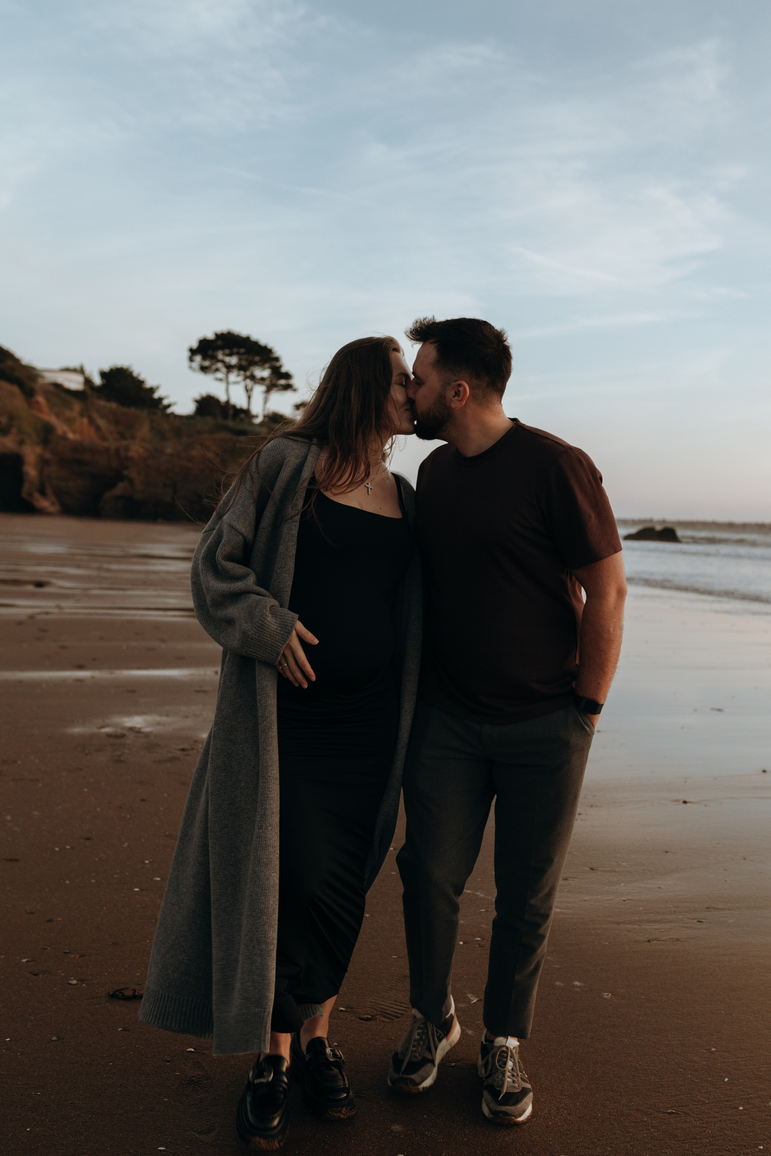 Sunset maternity photoshoot. Annah Louwagie — Lifestyle photographer for couples, families & brands | France & worldwide