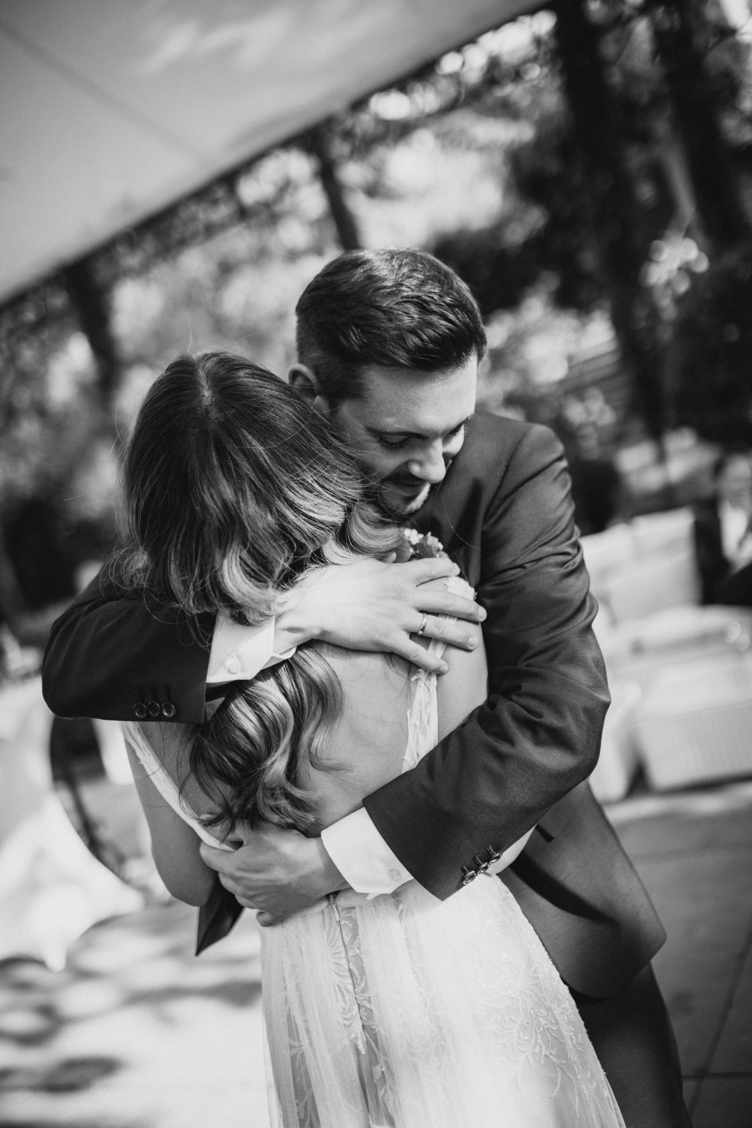 Ankunft der Braut zur Zeremonie im Morrhof – romantische Atmosphäre