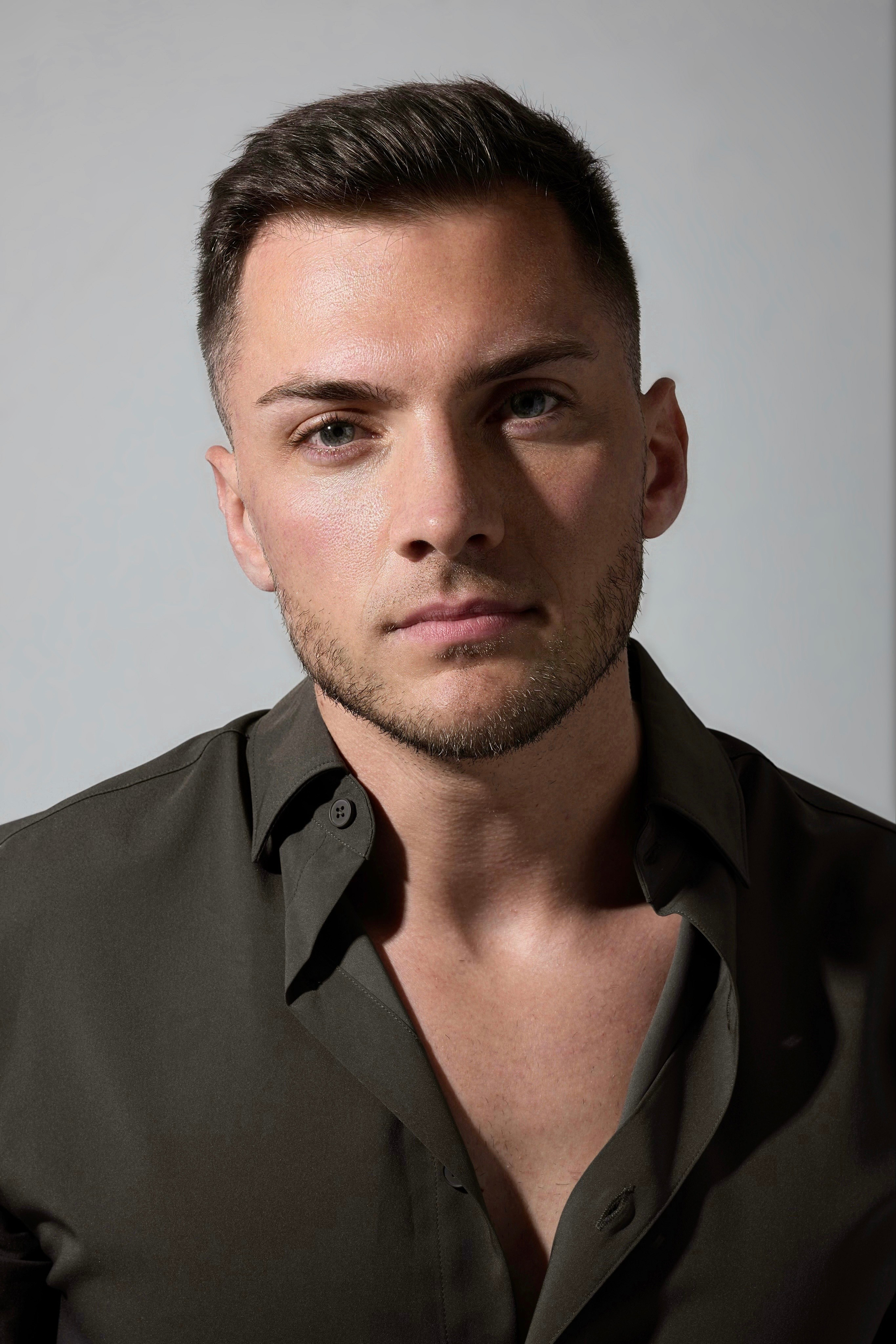 BUSINESS PORTRAIT. Photo and video production. Editing & retouching services. Training