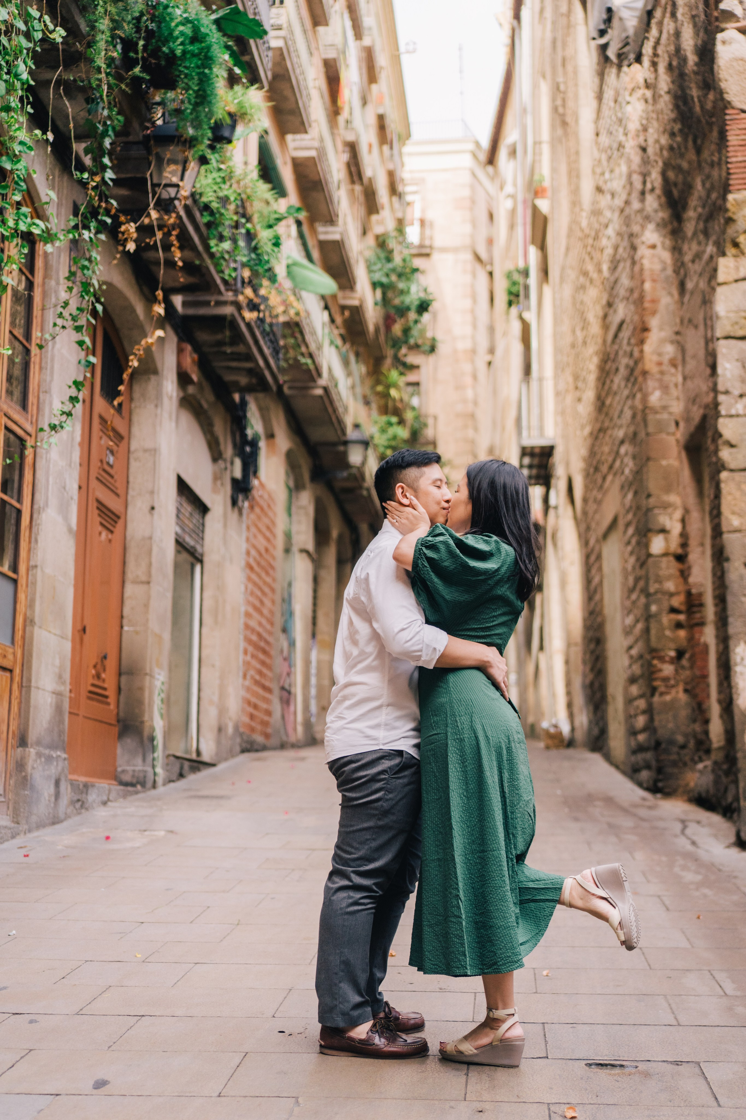 LoveStory in Gothic Quarter. Photographer Kristina Dorina