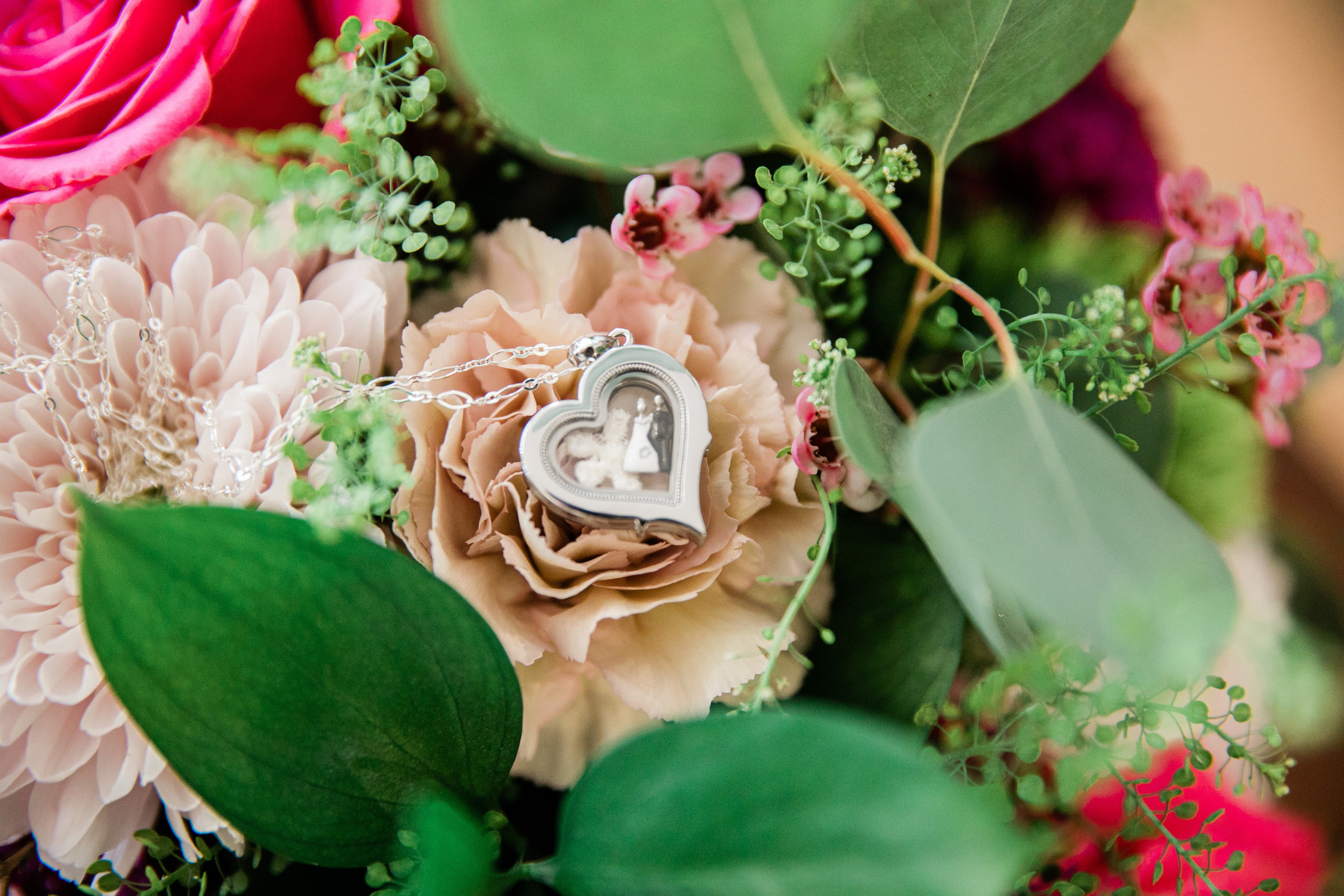 Kayla Hagen — Getting Ready Photos. Fotografía accesible en Calgary