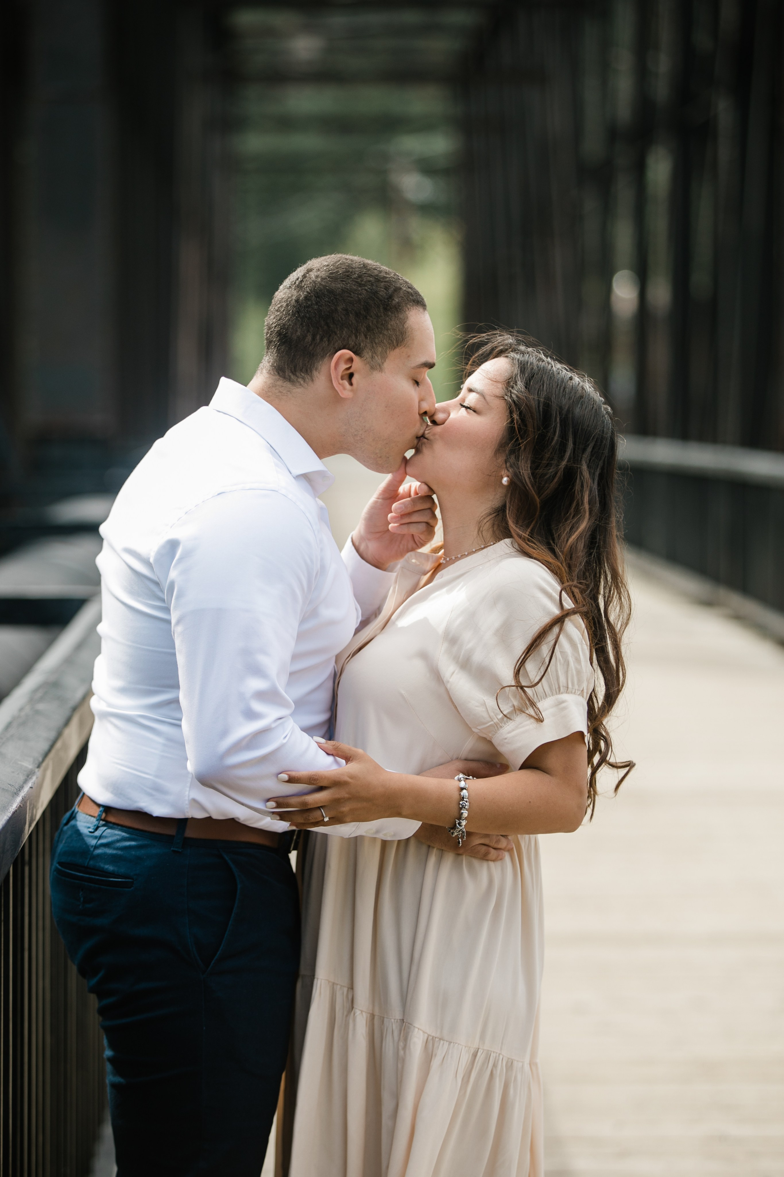 Pierina & Thomas — Canmore Engagement. Fotografía accesible en Calgary