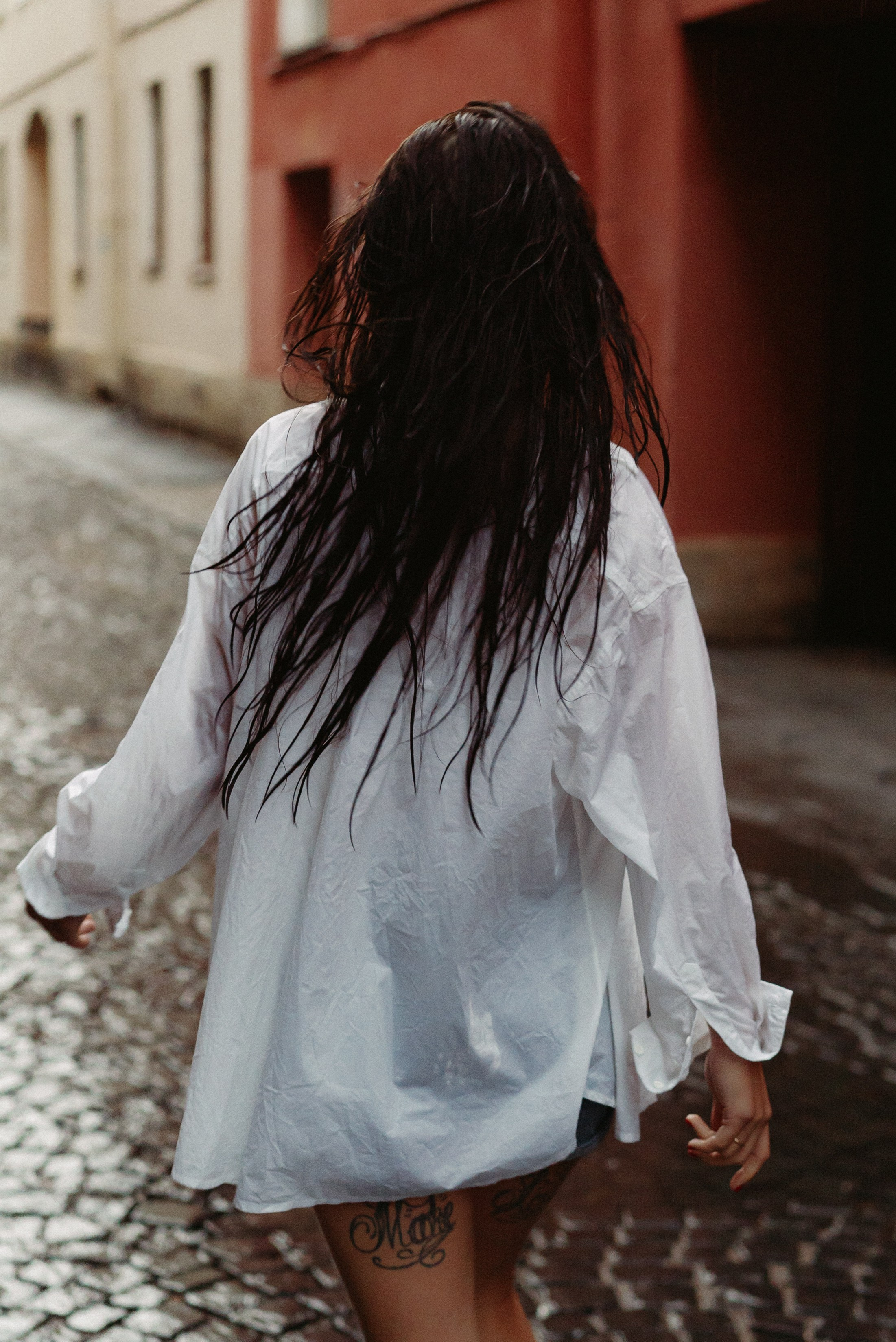 Walking in the rain. Videographer and photographer in New York // MAKAROV.VIDEO