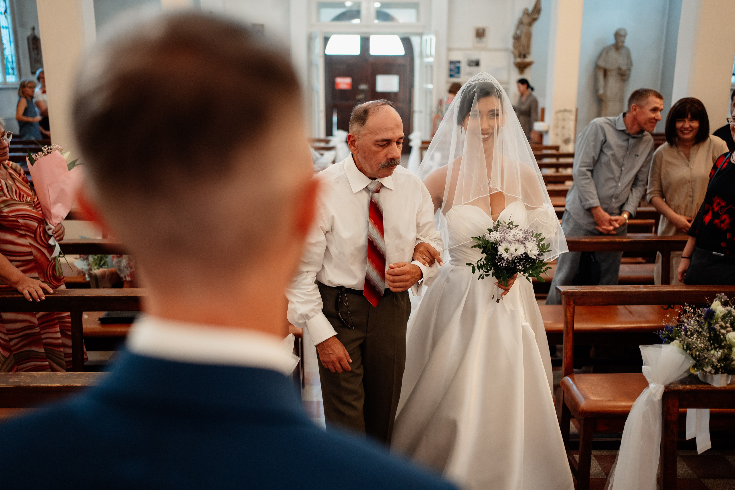 Moment emoționant între miri în ziua nunții, surprins într-un cadru natural și romantic, in Bucuresti. Fotografie de nuntă profesională, editată artistic pentru a evidenția emoția și eleganța evenimentului.