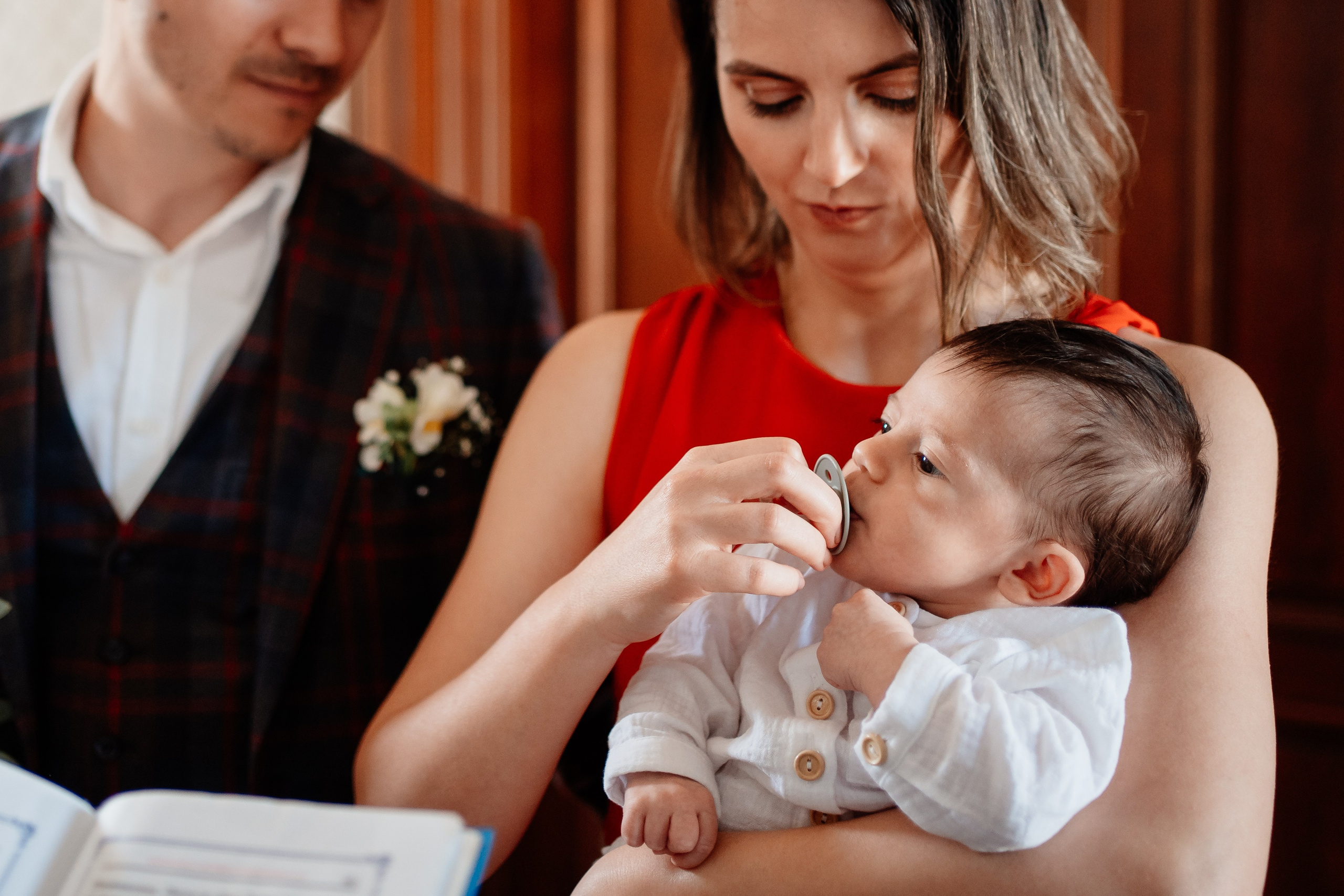 Moment emoționant între miri în ziua nunții, surprins într-un cadru natural și romantic, la Grădina Lahovari. Fotografie de nuntă profesională, editată artistic pentru a evidenția emoția și eleganța evenimentului.
