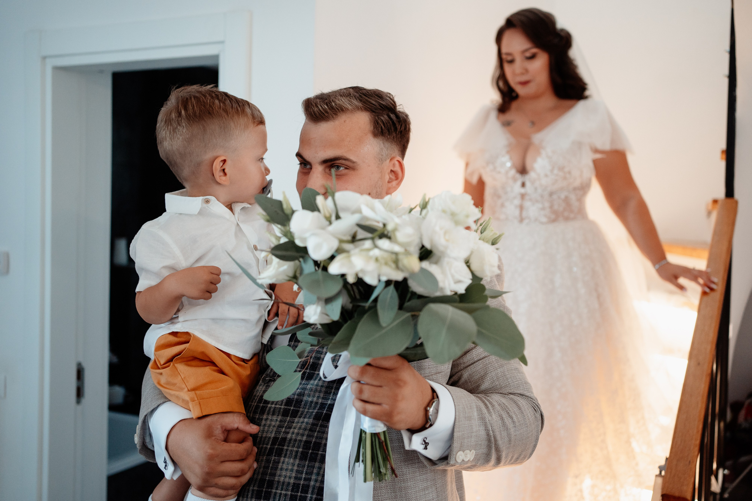 Moment emoționant între miri în ziua nunții, surprins într-un cadru natural și romantic, la Daimon Events. Fotografie de nuntă profesională, editată artistic pentru a evidenția emoția și eleganța evenimentului.