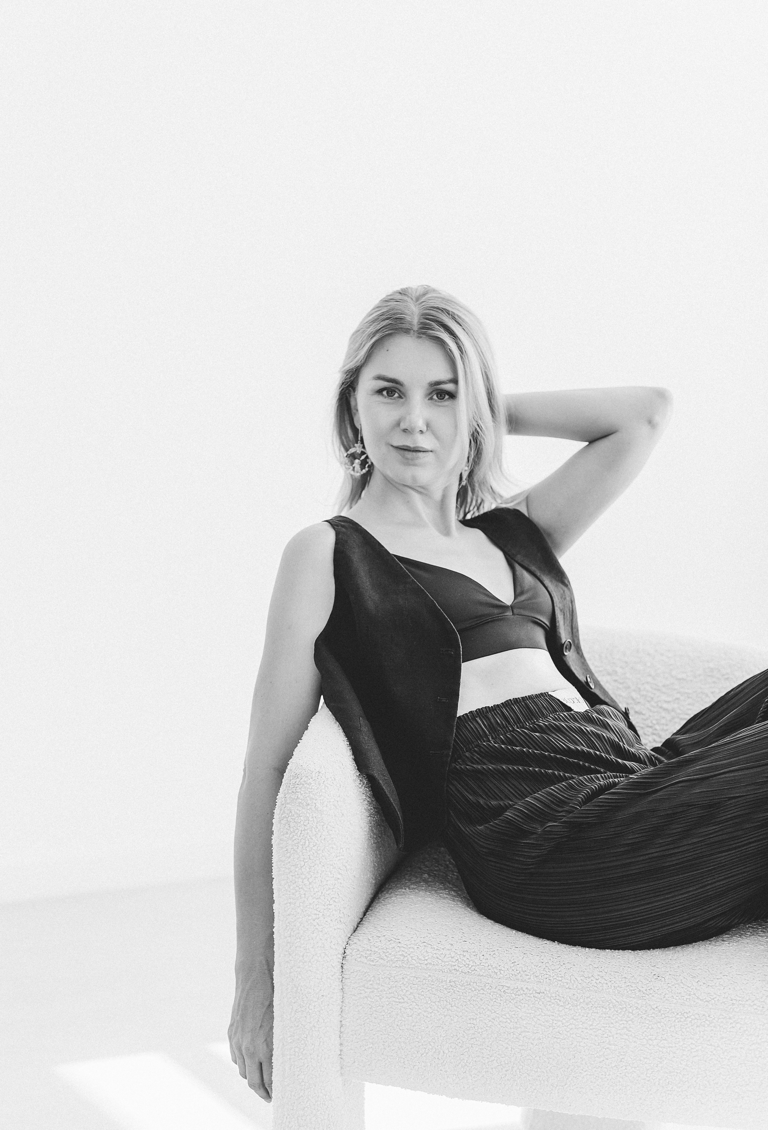 Стильный черно-белый женский портрет в Валенсии, Испания, с уверенной женщиной на современном кресле в минималистичной студии — идеально подходит для современных женских портретных фотосессий в Валенсии и модных съемок в Испании.