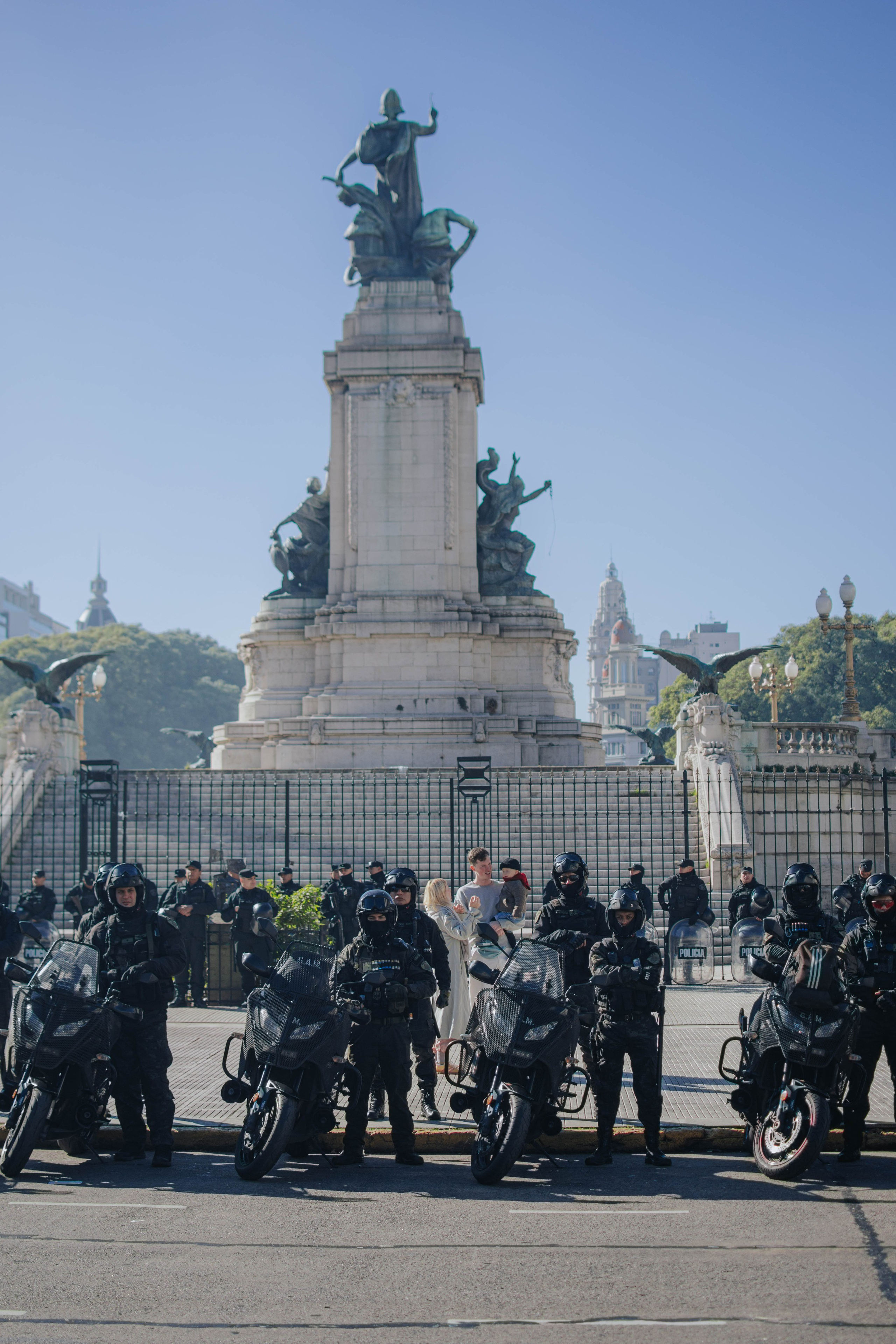Family photo shoot. Buenos Aires. Photographer @elmirkami in the city of Buenos Aires