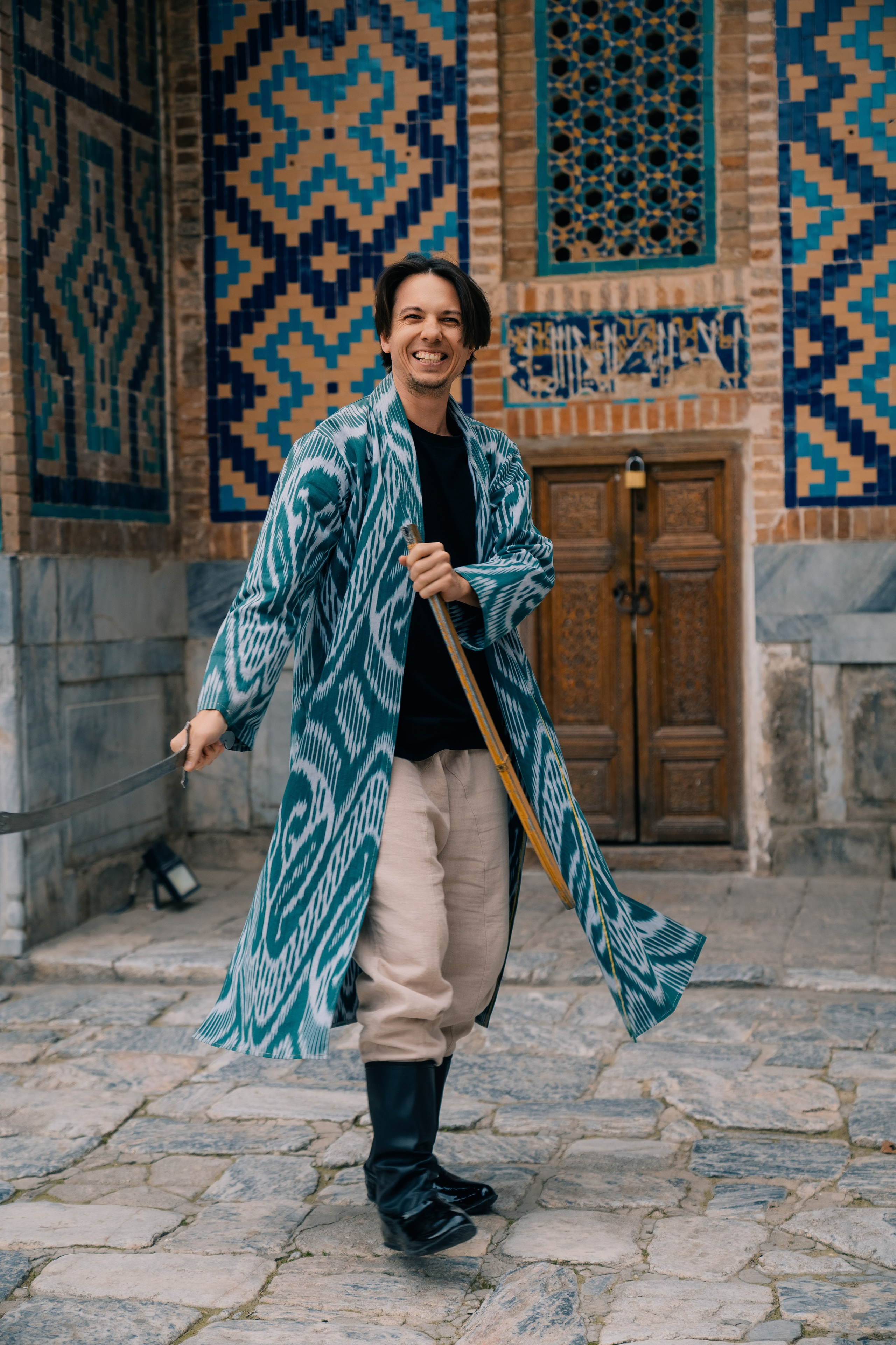 Исторический Регистан, фотосессия пары в культовых узбекских нарядах.