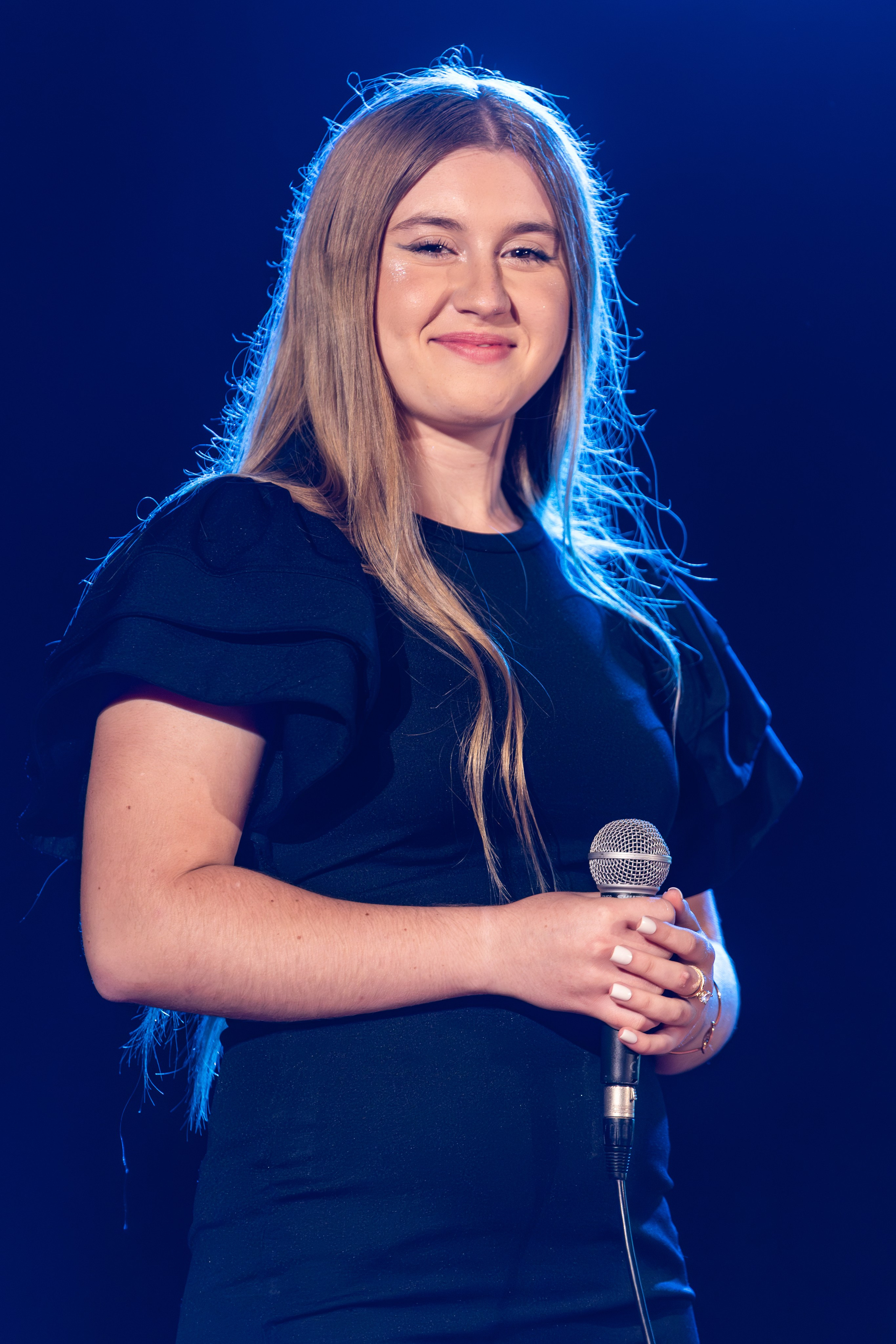 Fotografije takmičenja pjevača amatera na festivalu Tarčinske ljetne večeri u organizaciji KUD-a Ivan Planina, prikazuju nastupe učesnika na pozornici, scensku rasvjetu i atmosferu festivala.