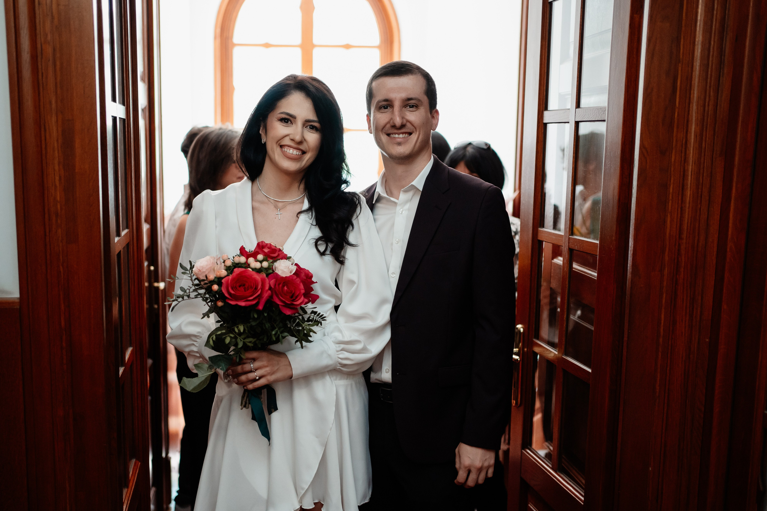 Miri fericiți în fața oficiului stării civile din Bucuresti, Sector 3, celebrând începutul unei noi vieți împreună. Fotografie de cununie civilă, capturând naturalețea și bucuria momentului special.