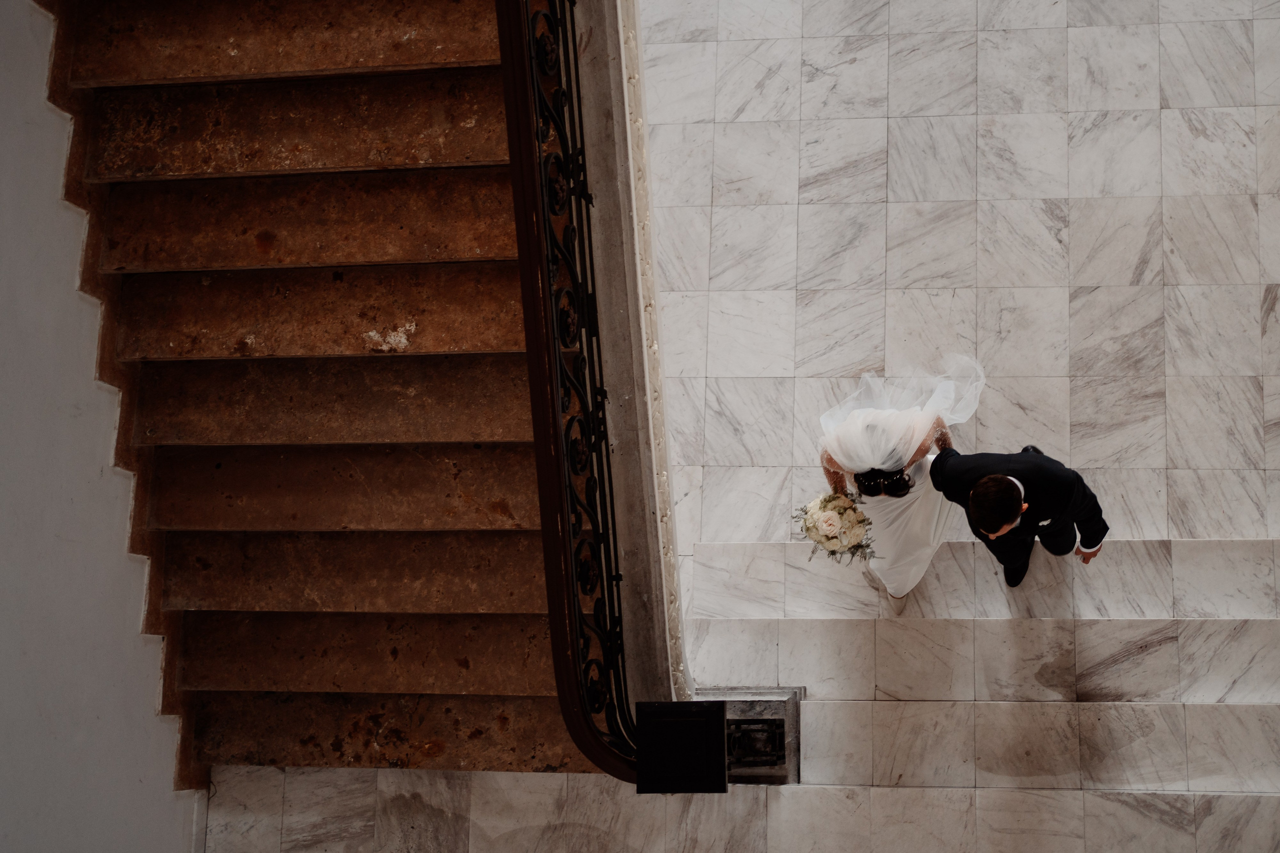 Moment emoționant între miri în ziua nunții, surprins într-un cadru natural și romantic, la Drobeta Turnu Severin. Fotografie de nuntă profesională, editată artistic pentru a evidenția emoția și eleganța evenimentului.