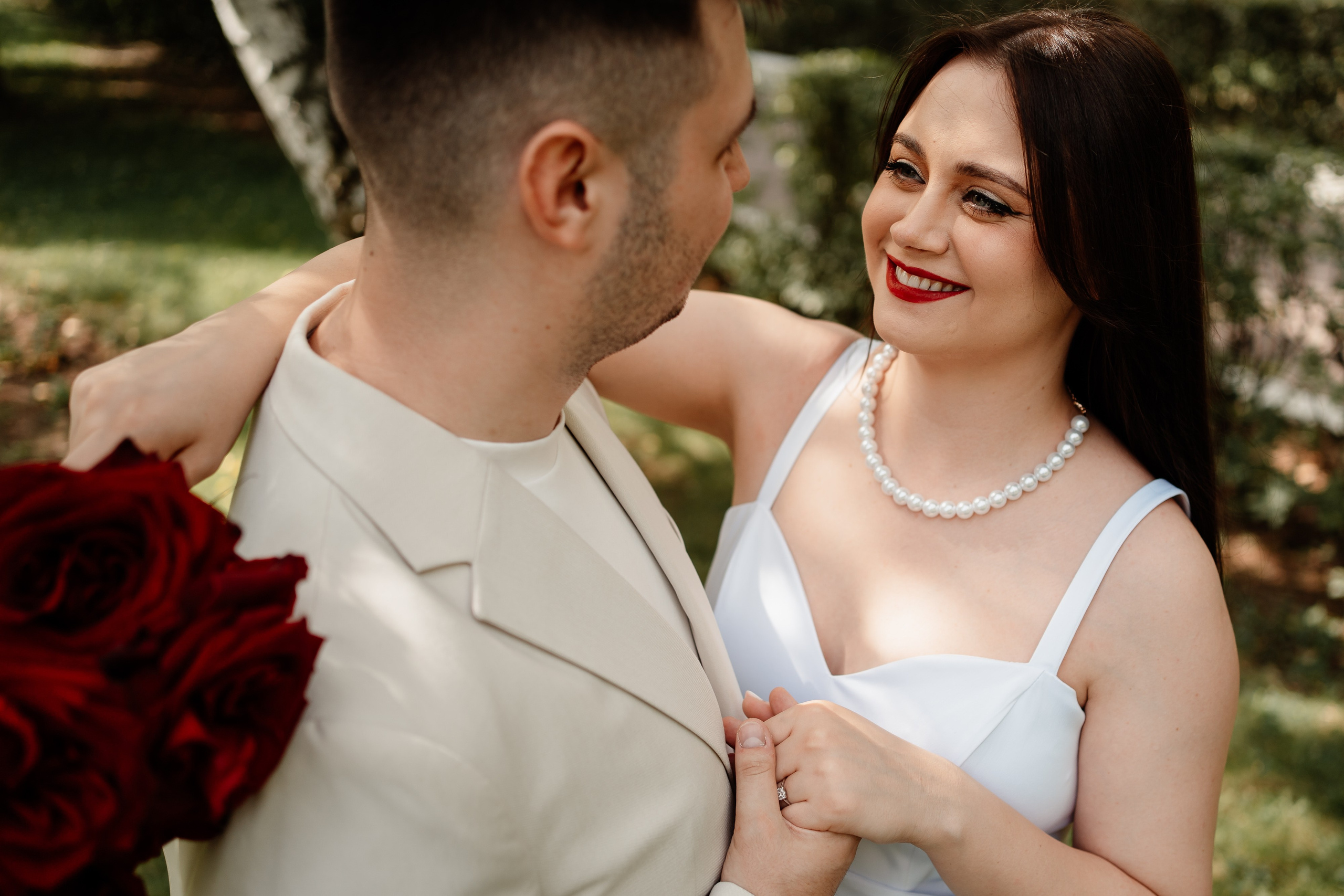 Miri fericiți în fața oficiului stării civile din Ilfov, celebrând începutul unei noi vieți împreună. Fotografie de cununie civilă, capturând naturalețea și bucuria momentului special.