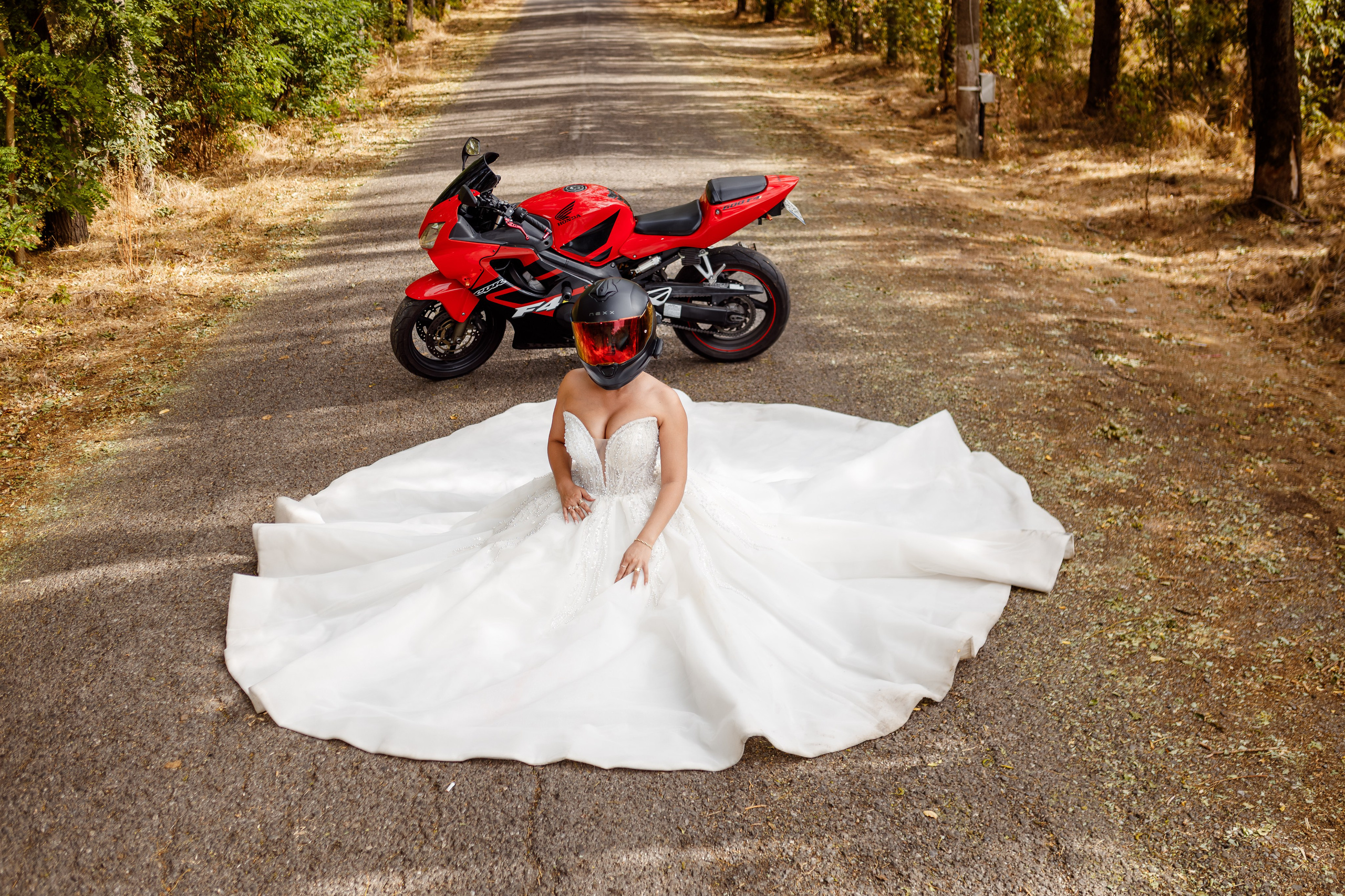 Trash the Dress cu motocicliști — ședință foto de poveste. Lucian Dedeu — Fotograf de nuntă și eveniment