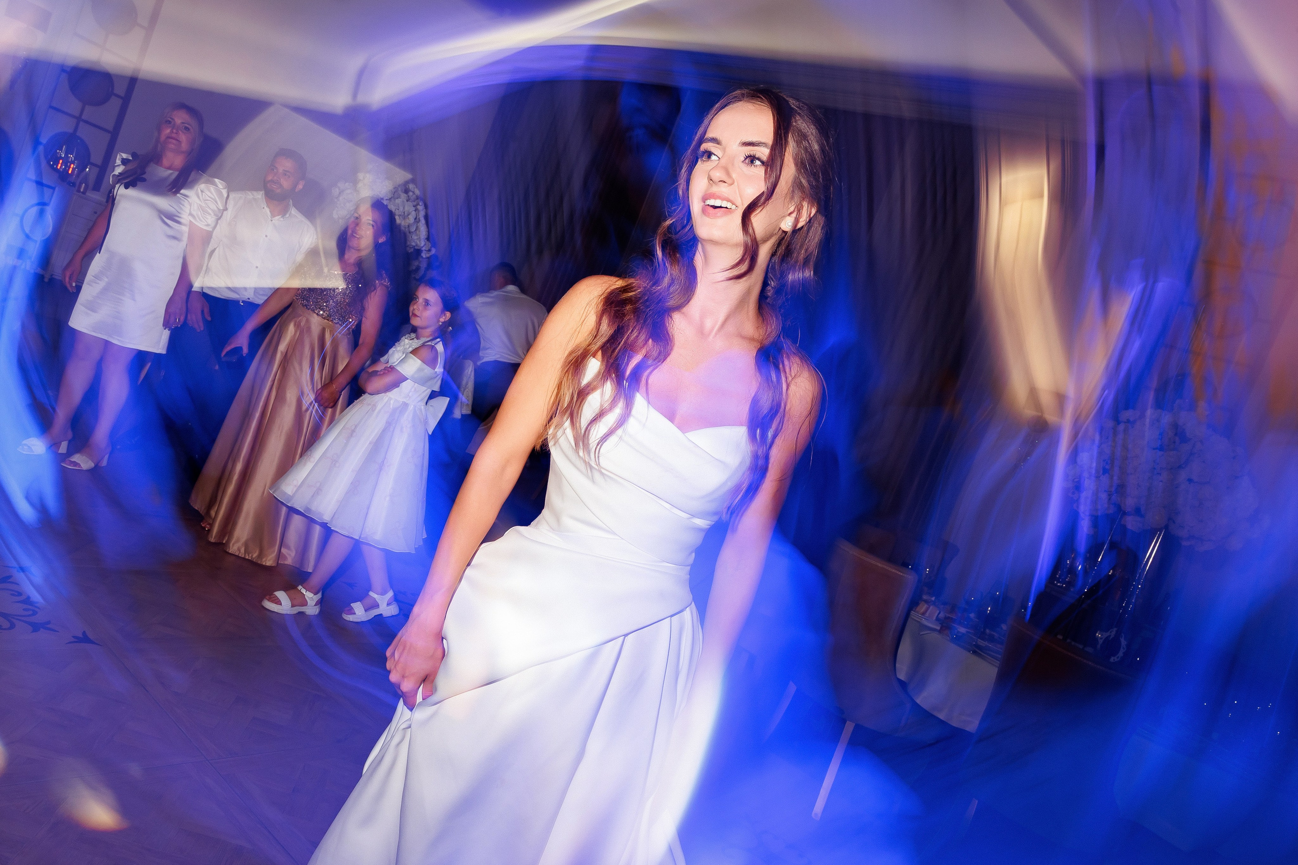 Eugen & Livia — Grand Elysee — Wedding Day. Servicii Foto și Video 067188353