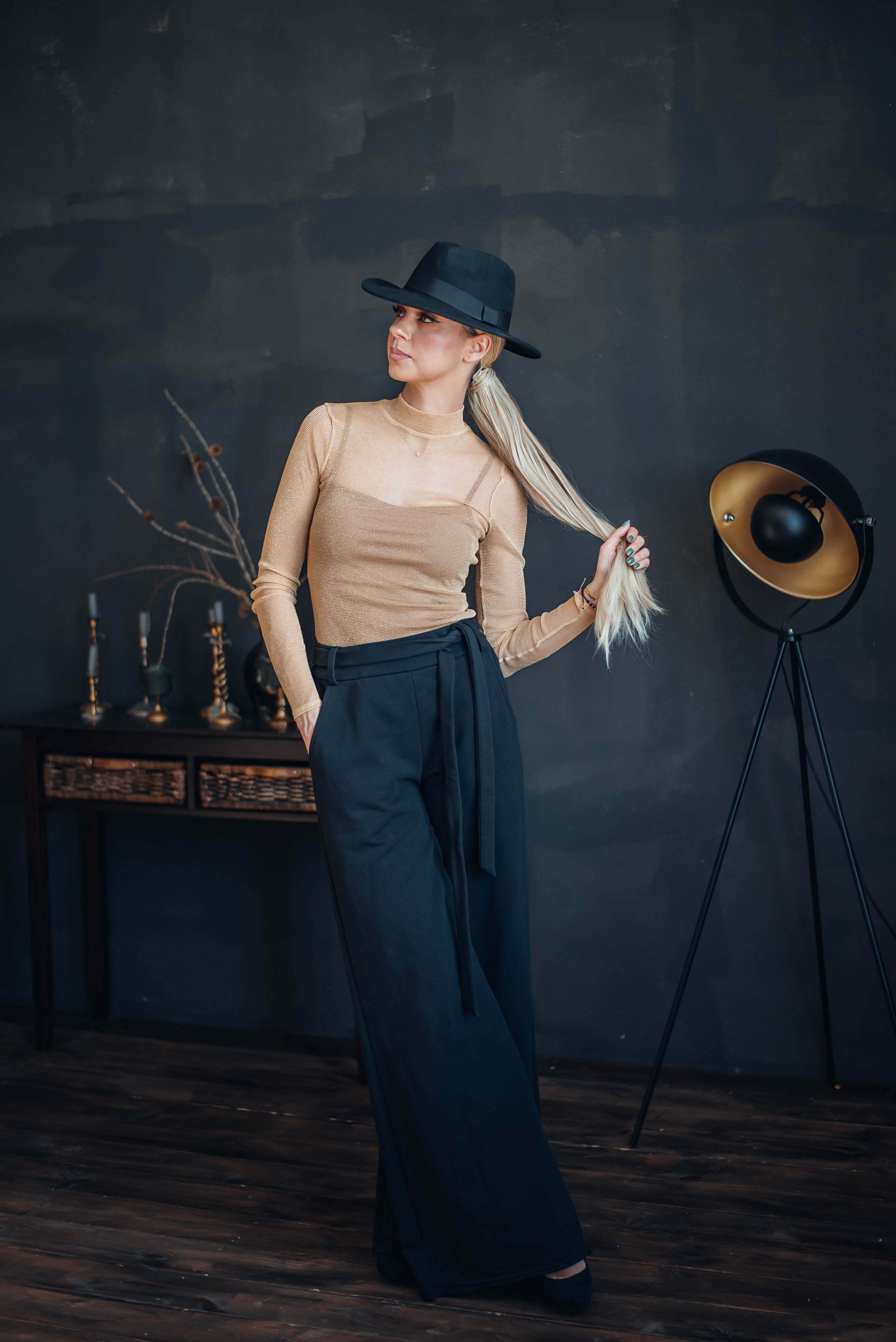 Fotosesijos studijoje. Aukse Stravi fotografė
