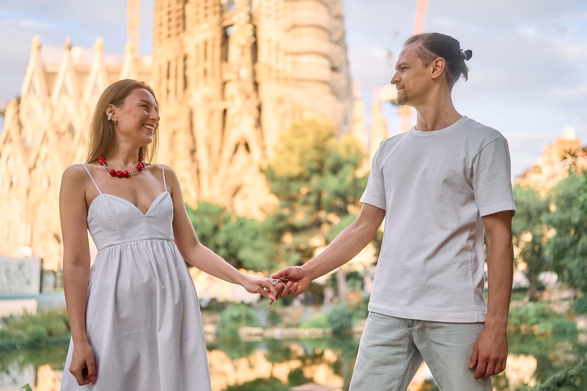 Description of the Sagrada Familia location for a love-story or individual photo shoot in Barcelona, examples of photos. POSTCARD.BCN Photographer Kate in Barcelona. Love-story, family or individual photo shoots