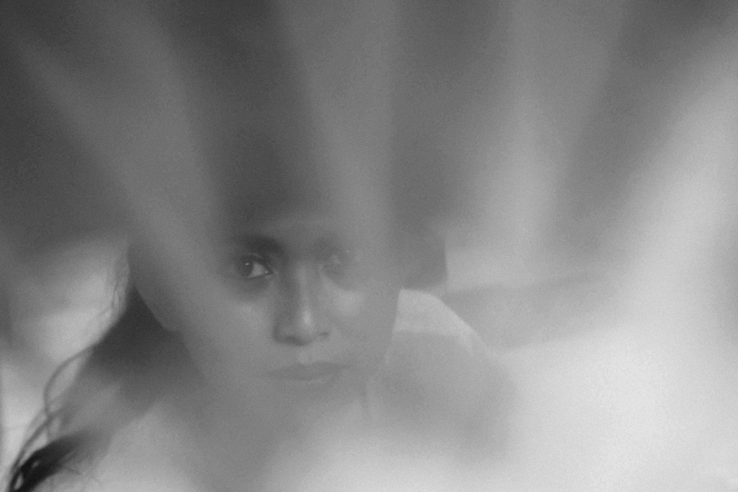 Vorbereitungen zum traditionellen indonesischen Tanz Legong. Schwarz-weiß Fotografie in Münster. Fotografin Viktoria Roschen