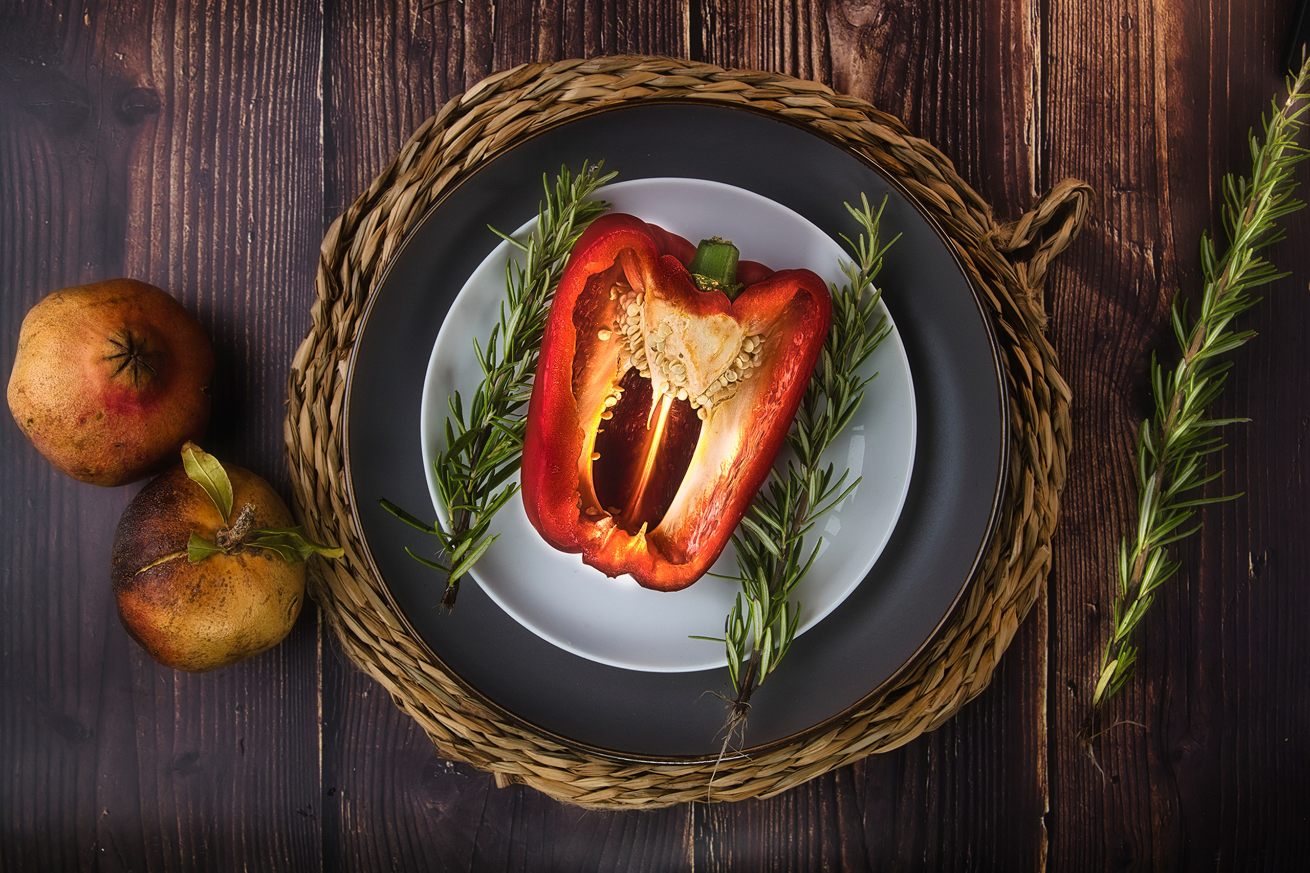 Imagen de comida cuidadosamente emplatada sobre fondo oscuro, capturando detalles y contraste visual.