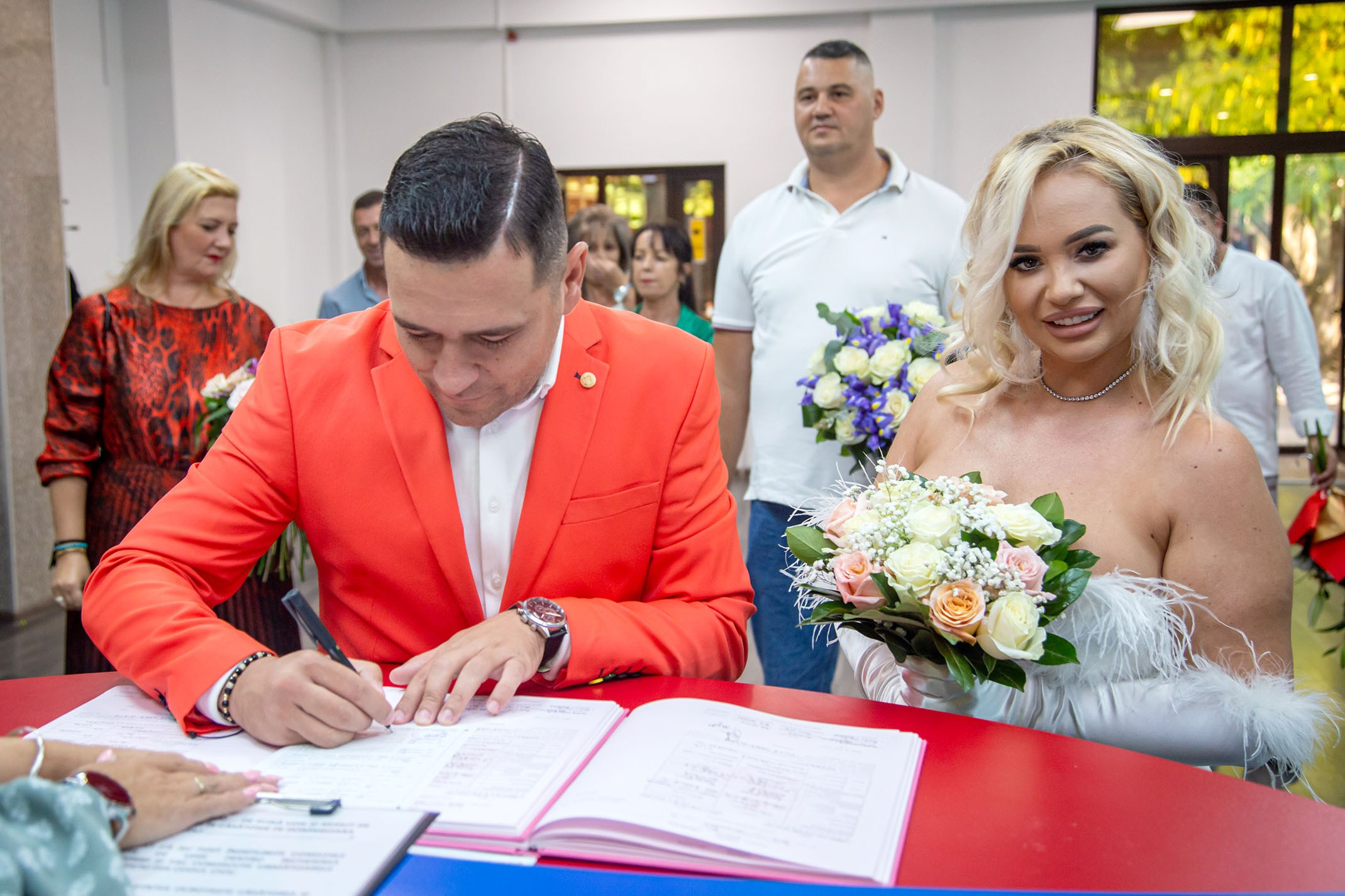 Mirele semnează actele, mireasa zambeste la starea civilă, fotografie de nuntă, momente emotionante, instantaneu