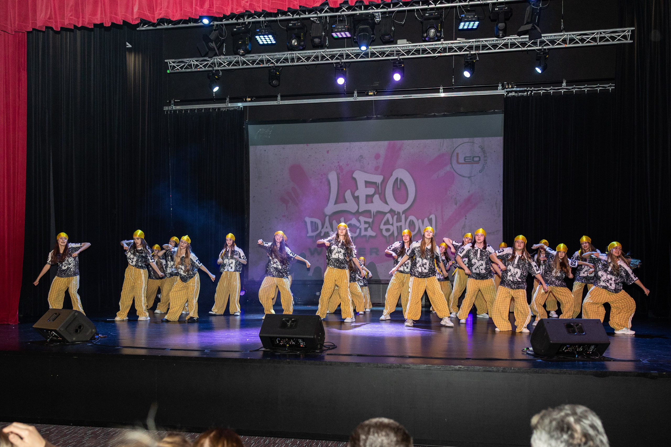 LEO DANCE SHOW WINTER 2025. Семейный и детский фотограф в Варшаве Мила Бобровская