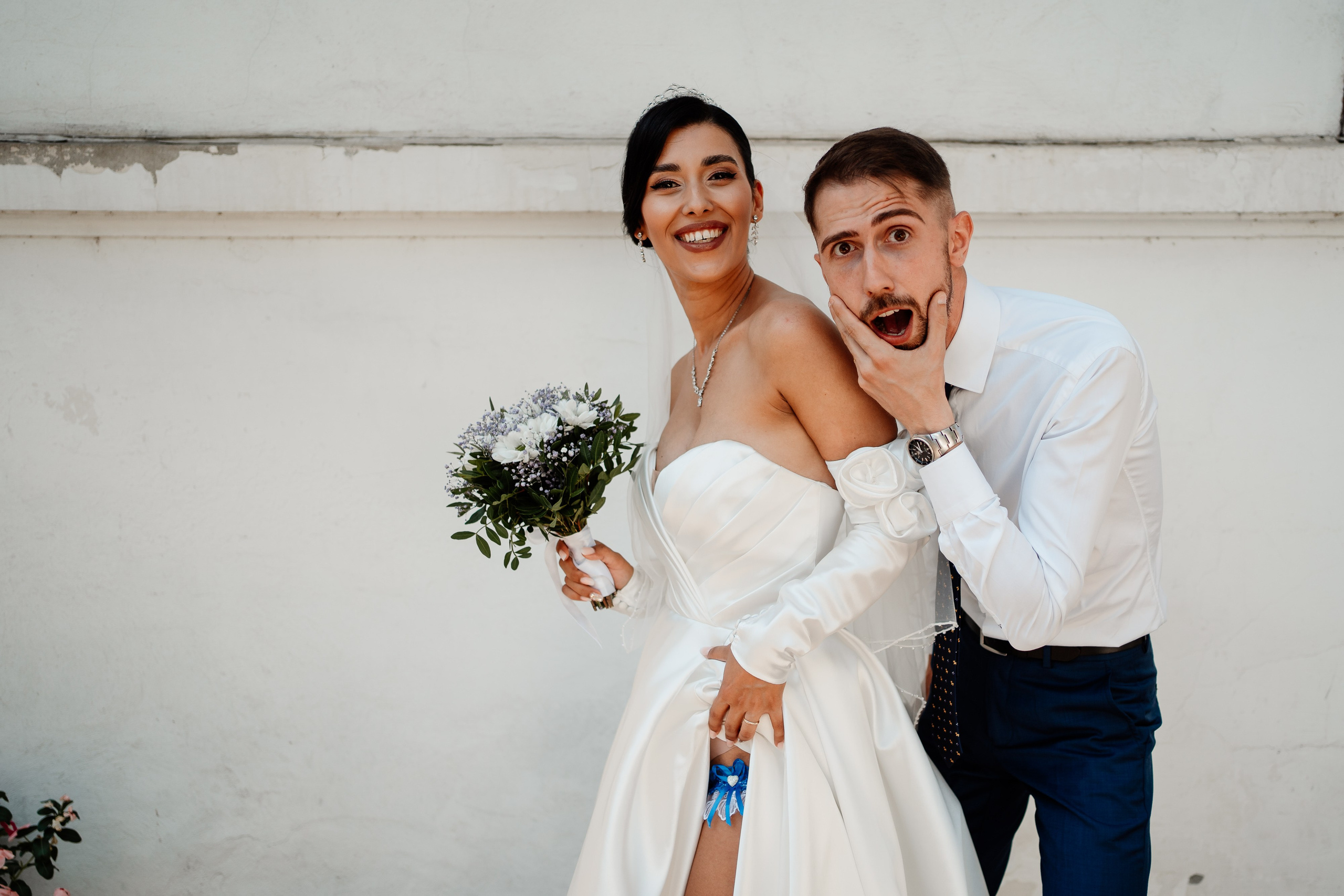 Moment emoționant între miri în ziua nunții, surprins într-un cadru natural și romantic, in Bucuresti. Fotografie de nuntă profesională, editată artistic pentru a evidenția emoția și eleganța evenimentului.