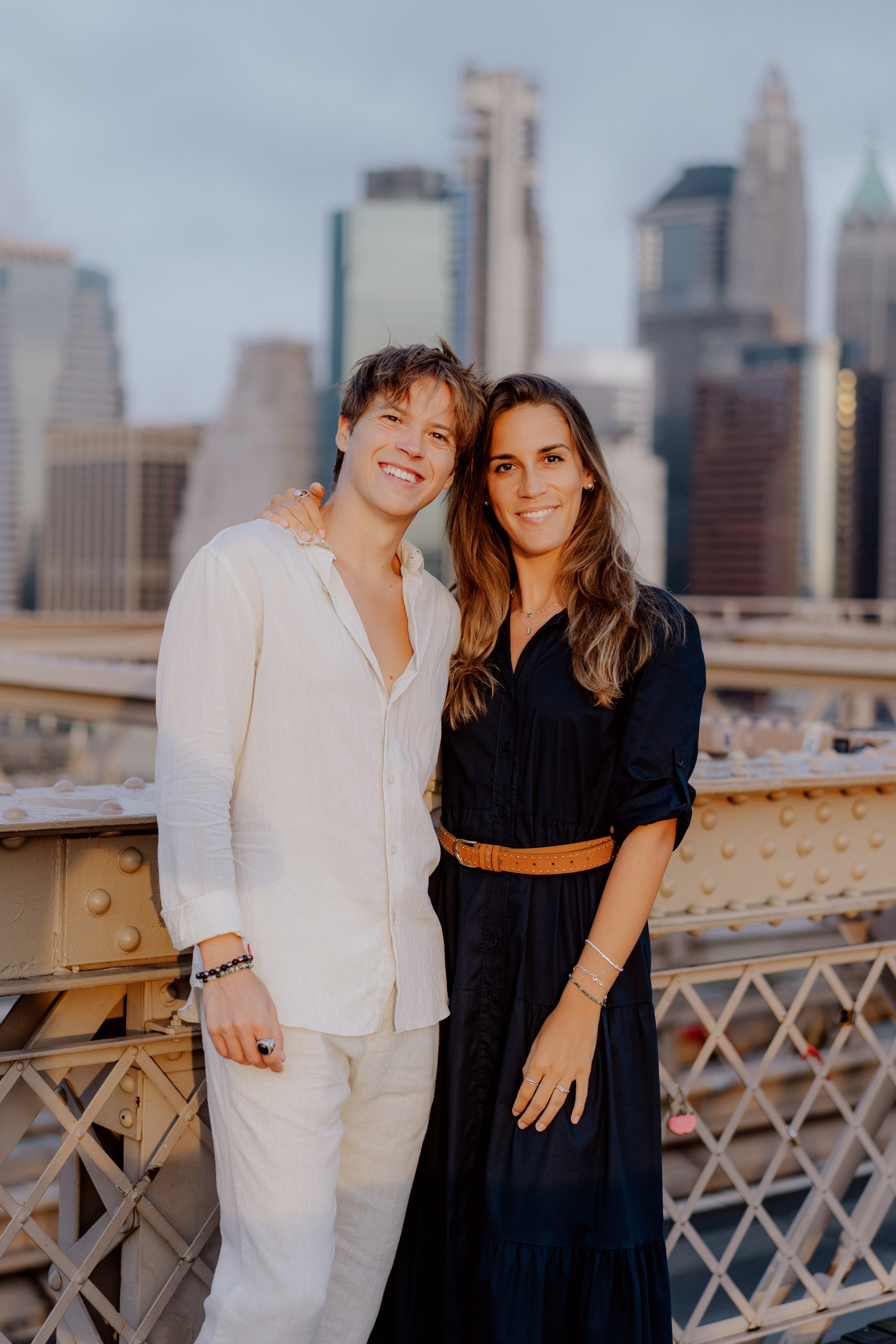 Couple in Dumbo and on the Brooklyn Bridge. Videographer and photographer in New York // MAKAROV.VIDEO
