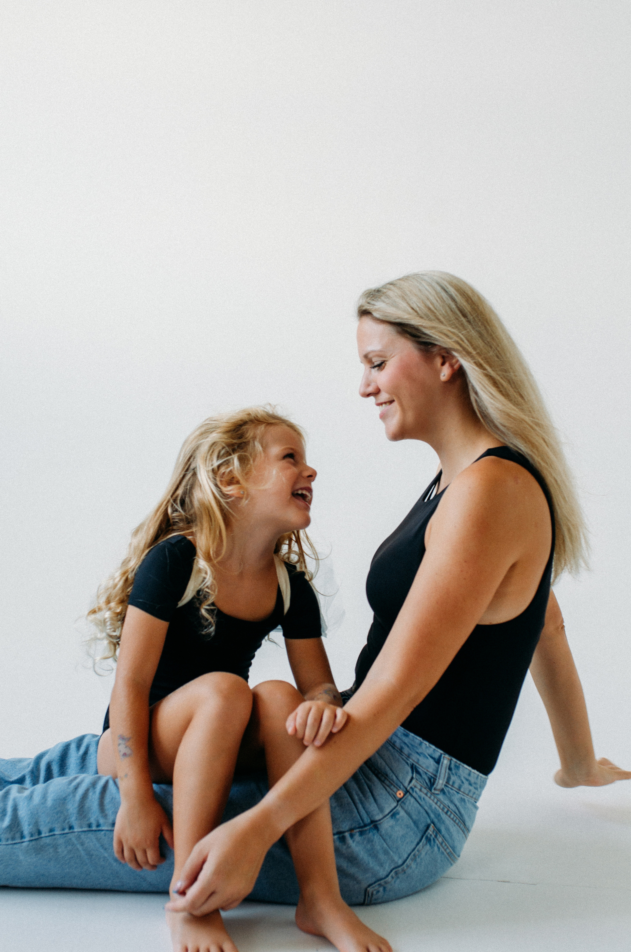 Mama & Dcera. Krása tehotenstva v objektíve — Maria Milosovic, tehotenská fotografka