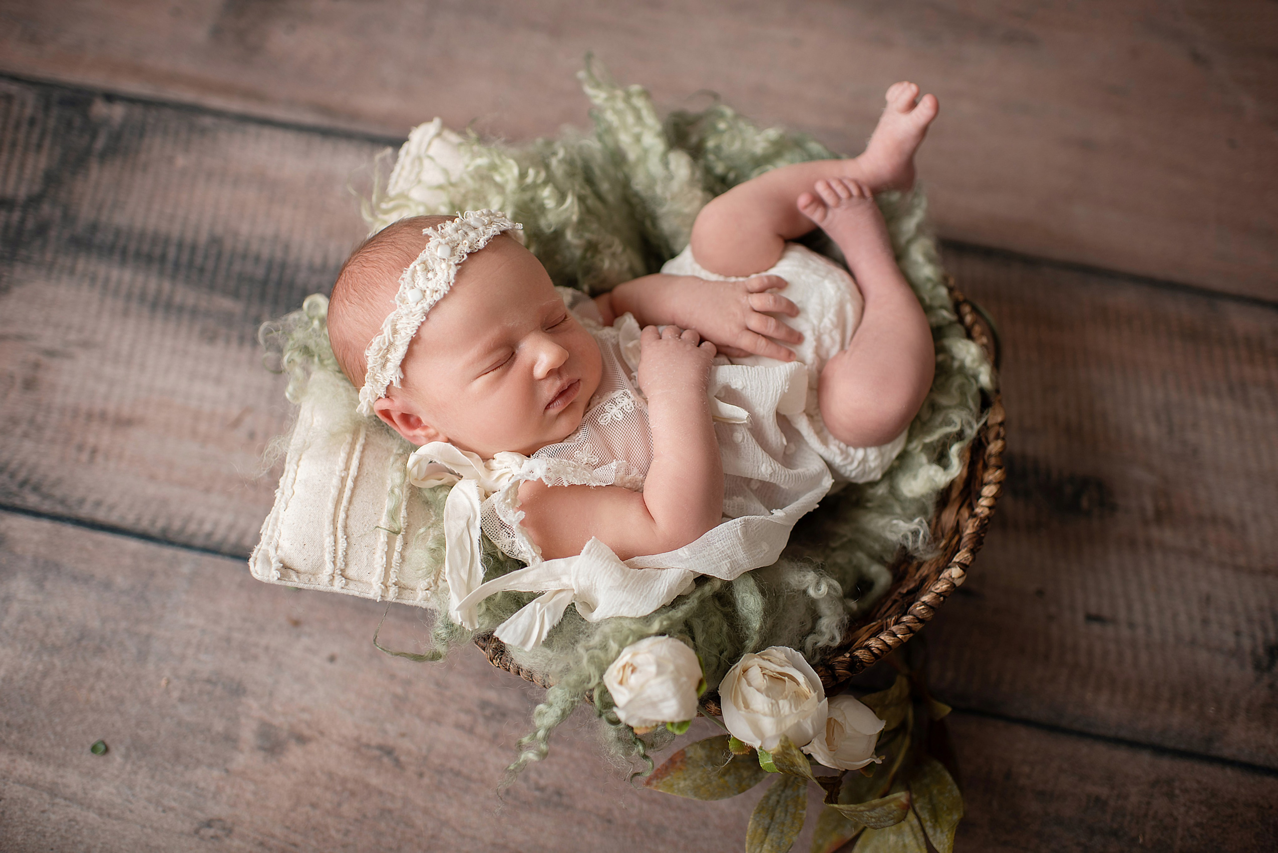 Little flower girl. Newborn, pregnancy, family photographer in New Jersey