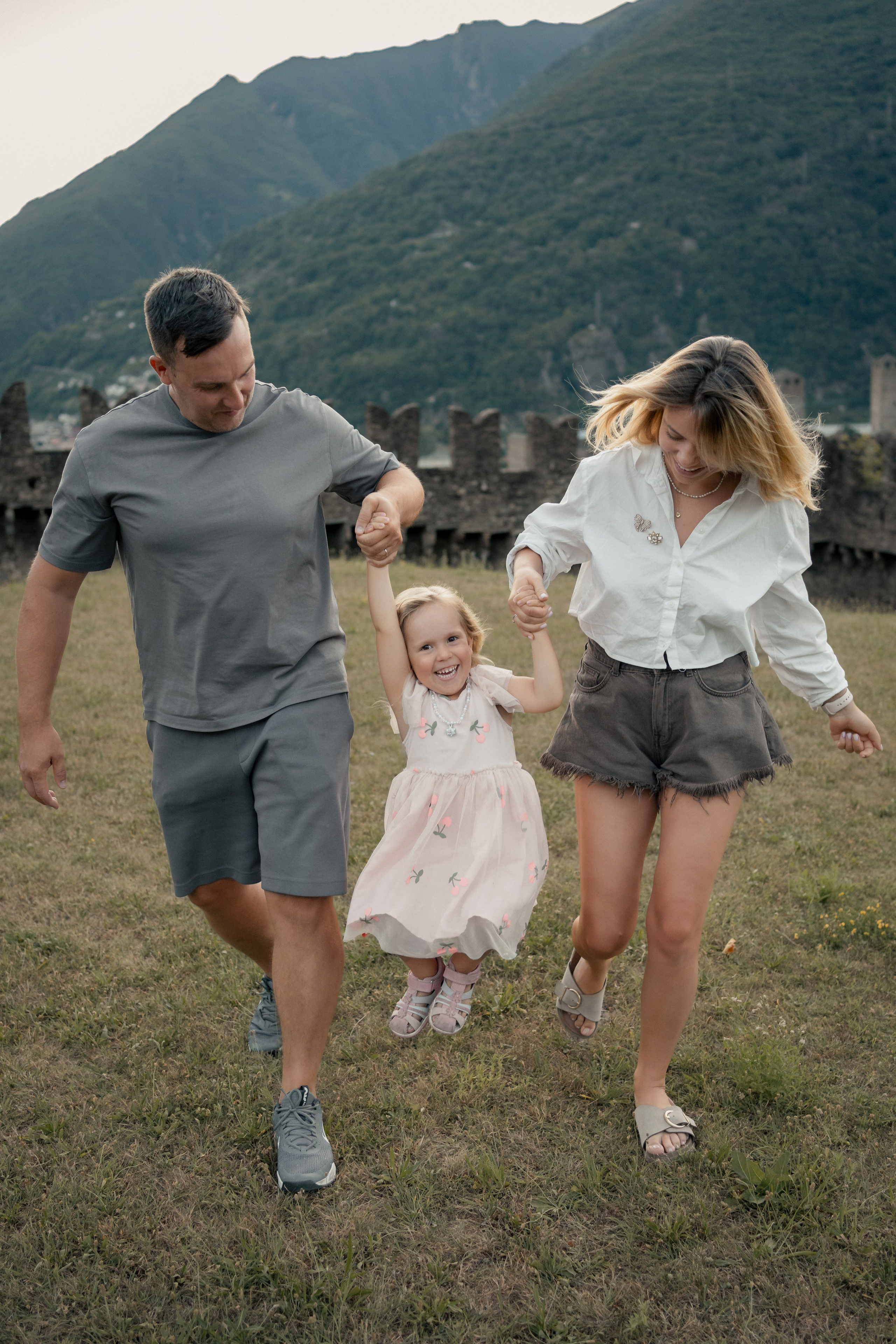 Sesión familiar con vistas a Bellinzona. Fotografía profesional en Calafell - Elena Medvedeva